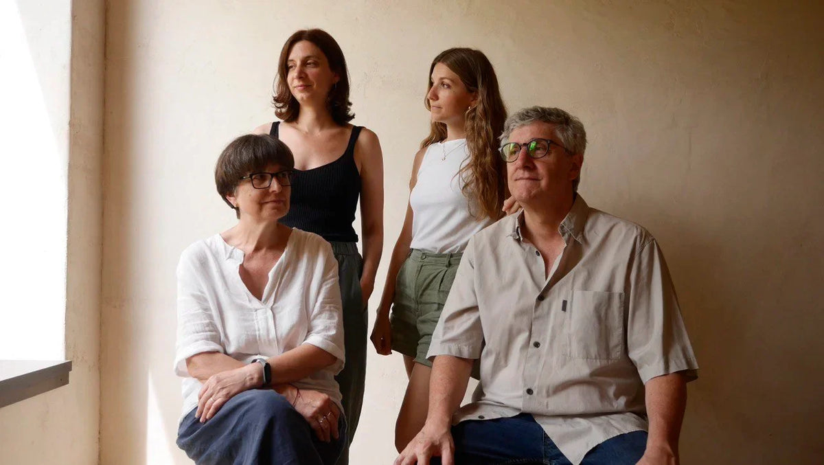 Photographie en noir et blanc de trois femmes.