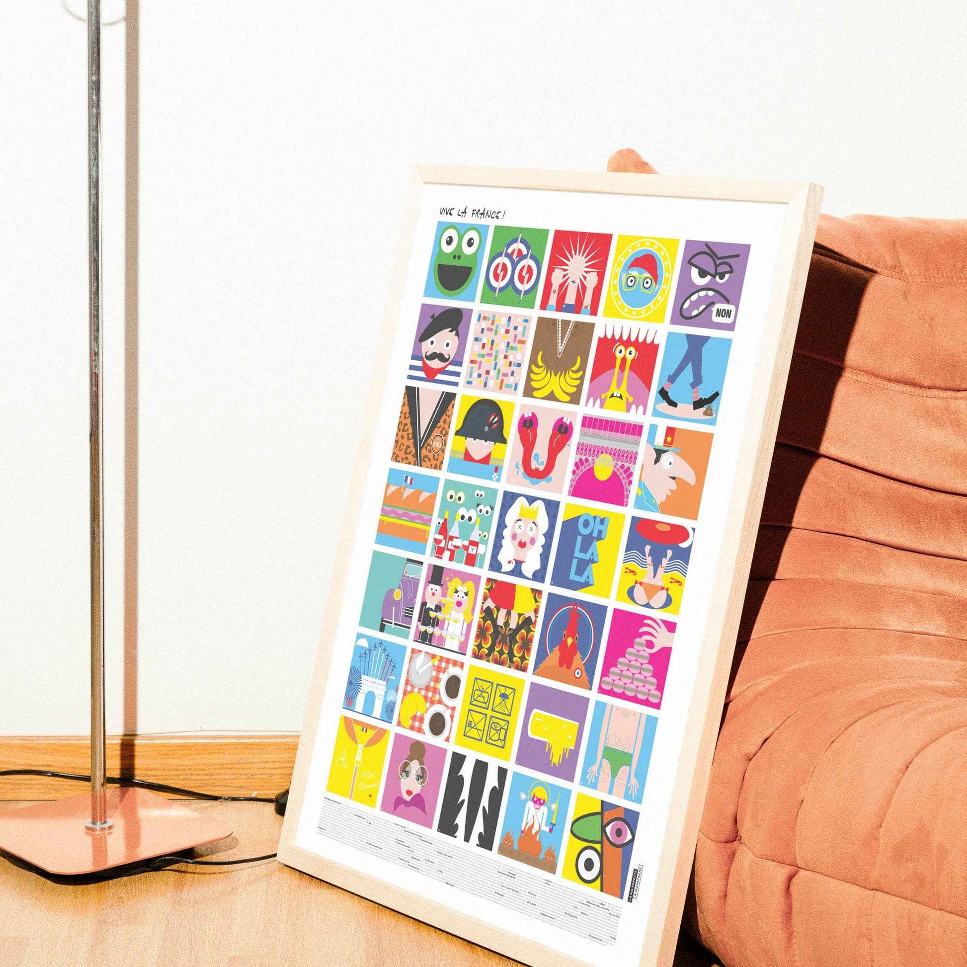 Affiche illustrée “Vive la France !” encadrée, posée au sol contre un fauteuil en velours terracotta, composée d’une mosaïque colorée d’illustrations pop inspirées de symboles et scènes emblématiques de la culture française.