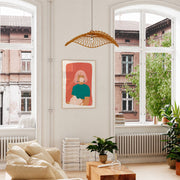 Affiche illustrée femme aux cheveux roses tenant des fleurs blanches, style graphique minimaliste aux tons chauds.