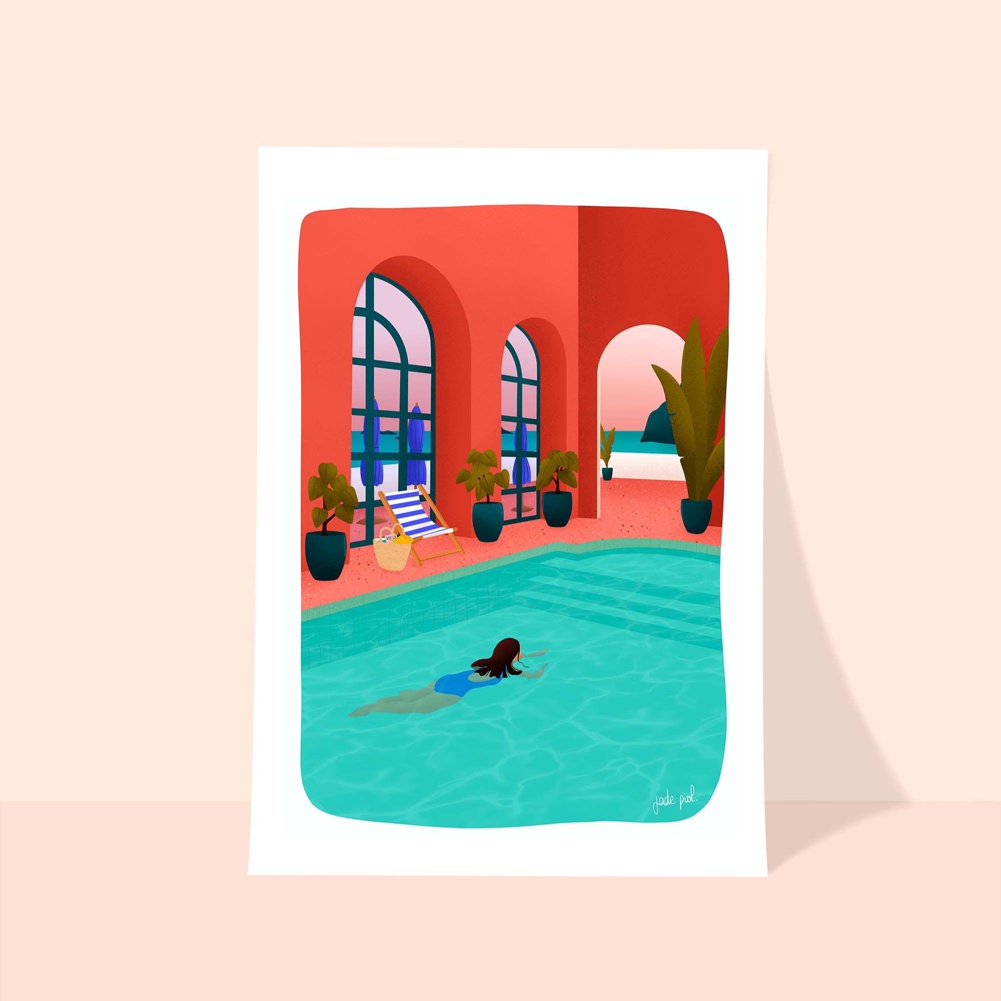 Affiche illustrée colorée représentant une piscine intérieure dans une architecture aux arches rouges, avec une nageuse, des plantes en pot et une vue sur la mer.