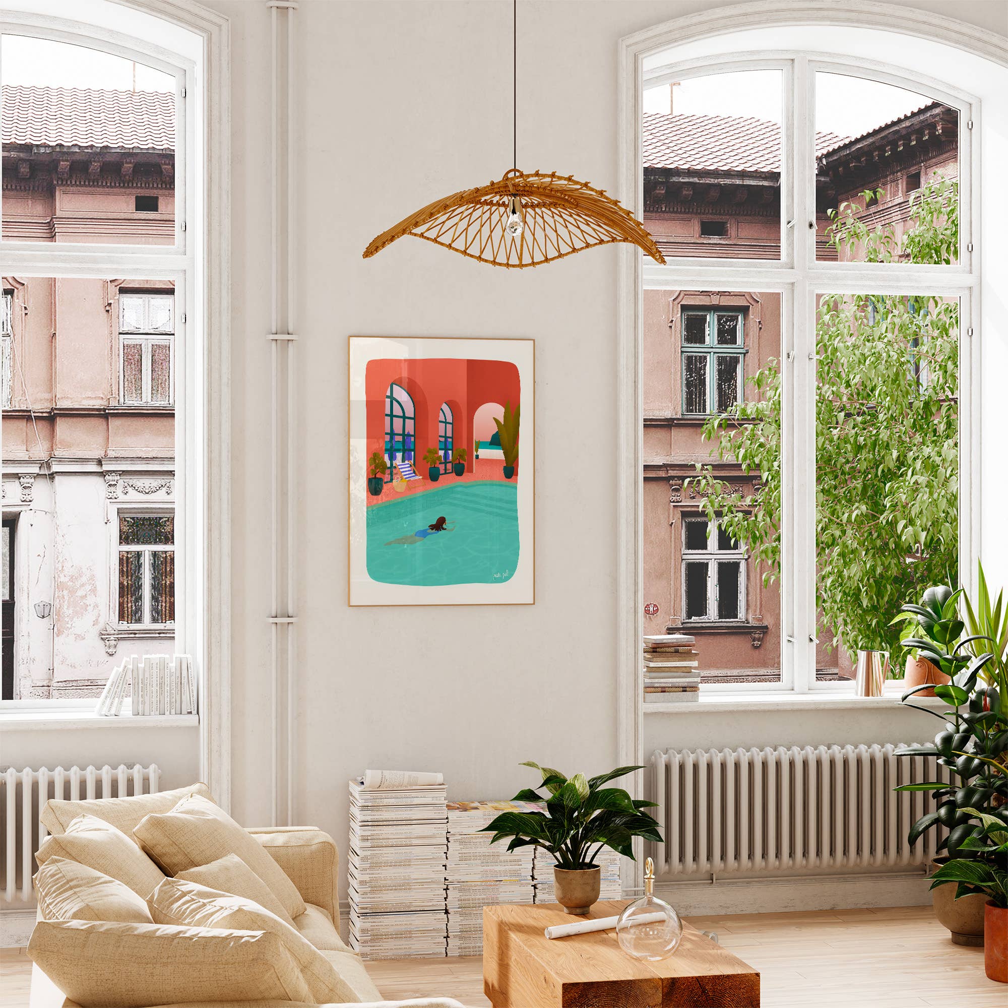 Affiche illustrée contemporaine représentant une nageuse dans une piscine intérieure aux arches rouges, mise en scène dans un salon lumineux avec grandes fenêtres et décoration végétale.