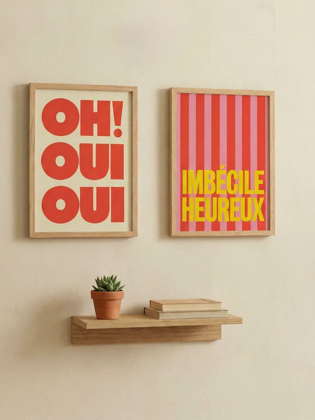 Affiches imbécile heureux et OH OUI OUI encadrées au mur