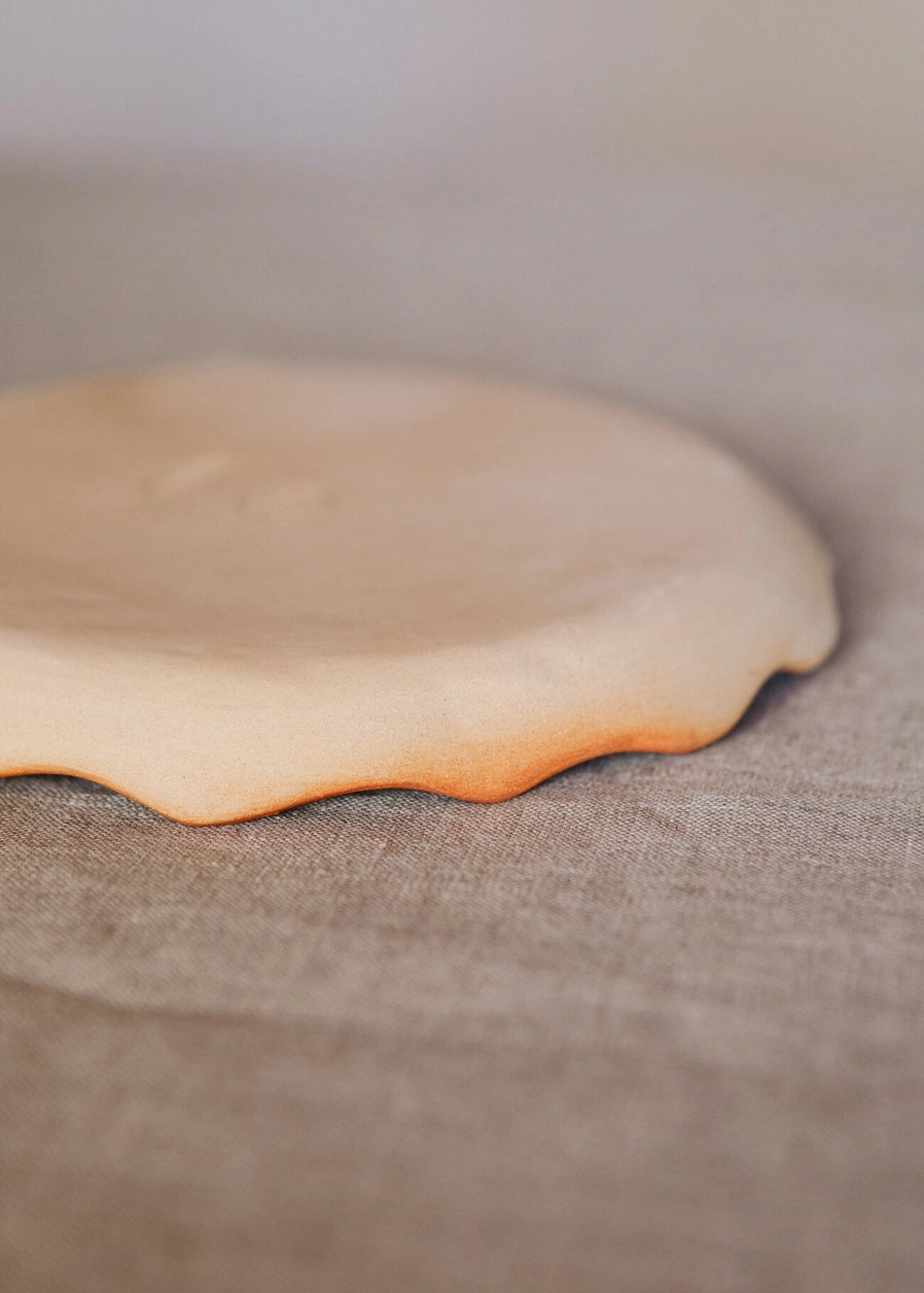 Une assiette en grès retournée.