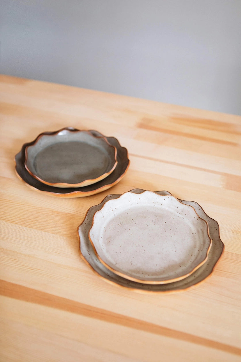 Assiette en grès de deux tailles différentes et de deux couleurs différentes.