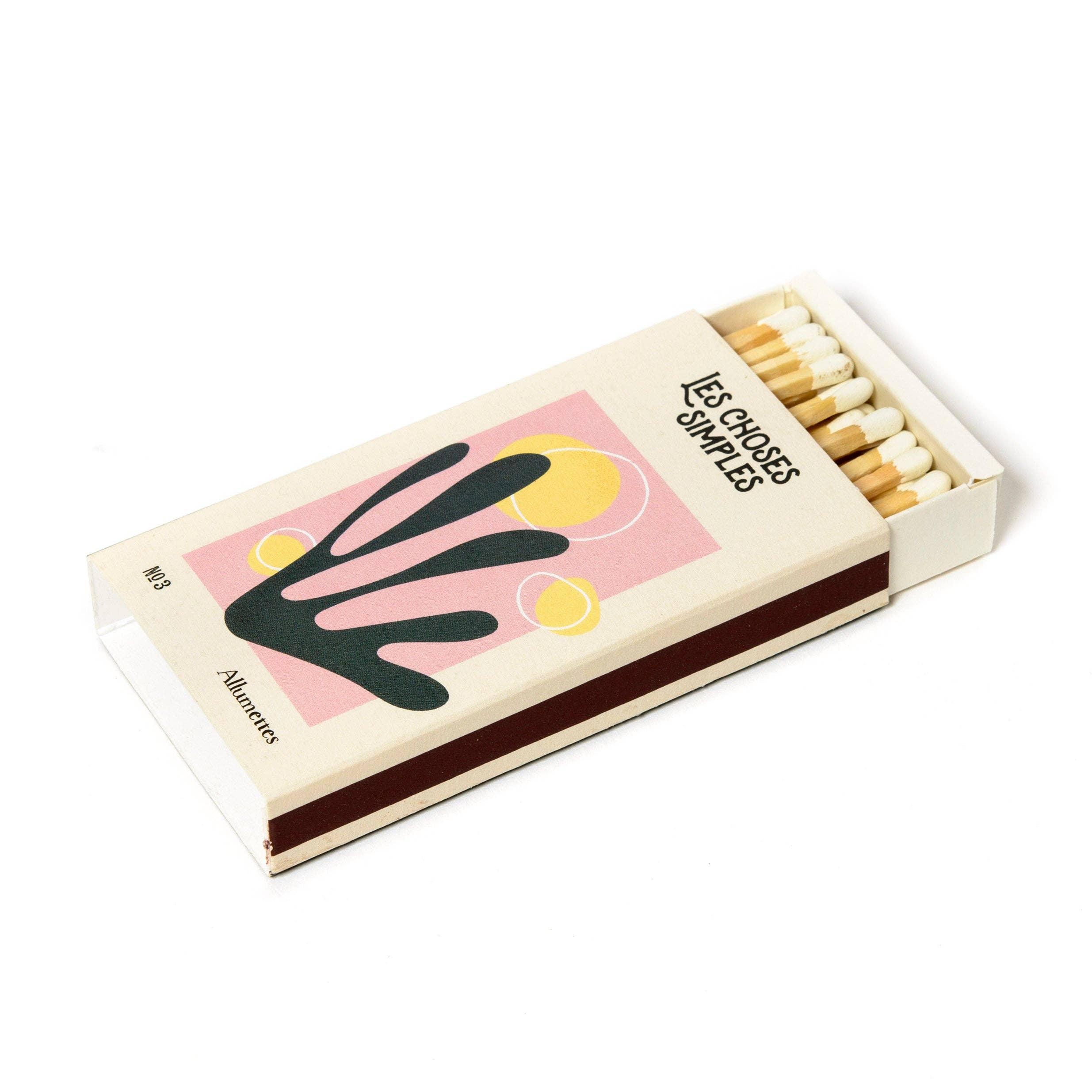 Boite d'allumettes longues sur fond blanc