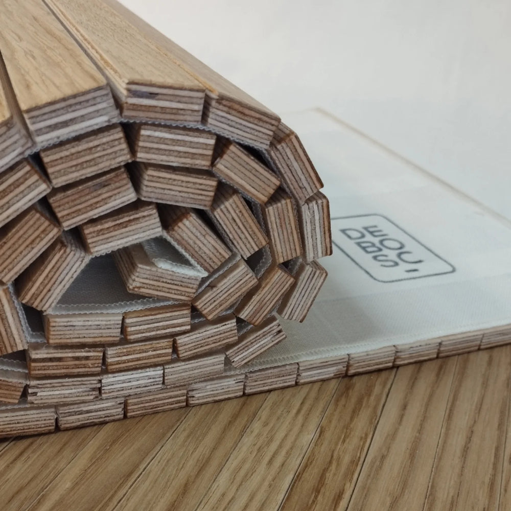 Lamelles de bois roulées.