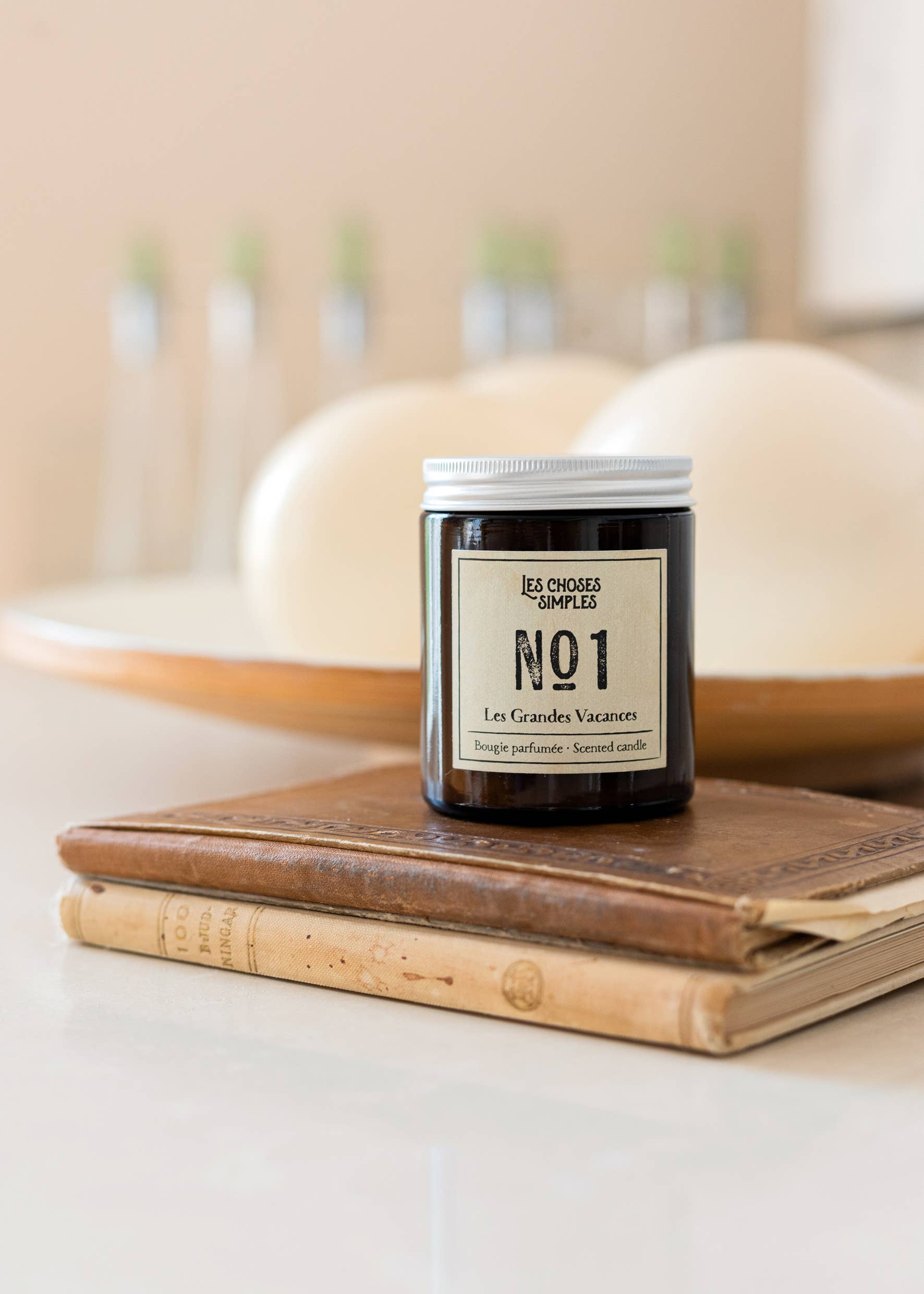 Une bougie fermée sur deux livres anciens.