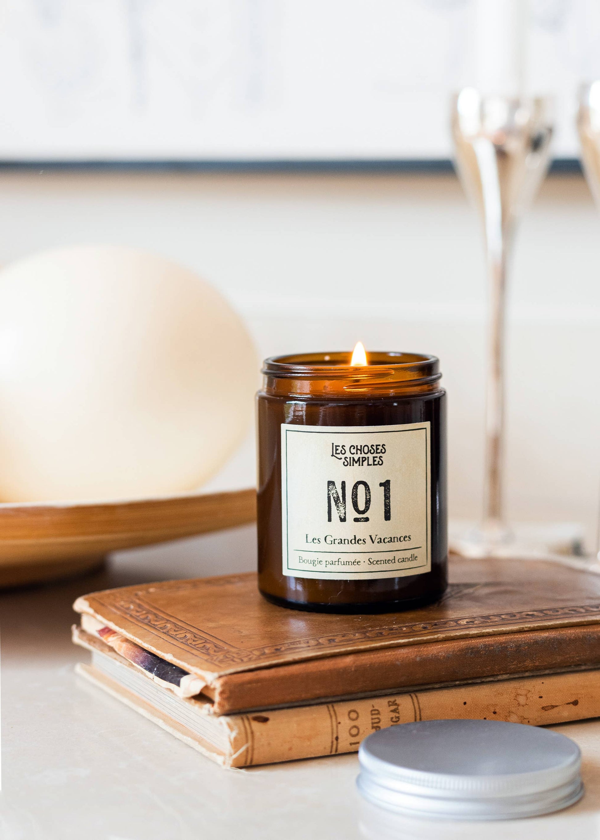 Une bougie fermée sur deux livres anciens.