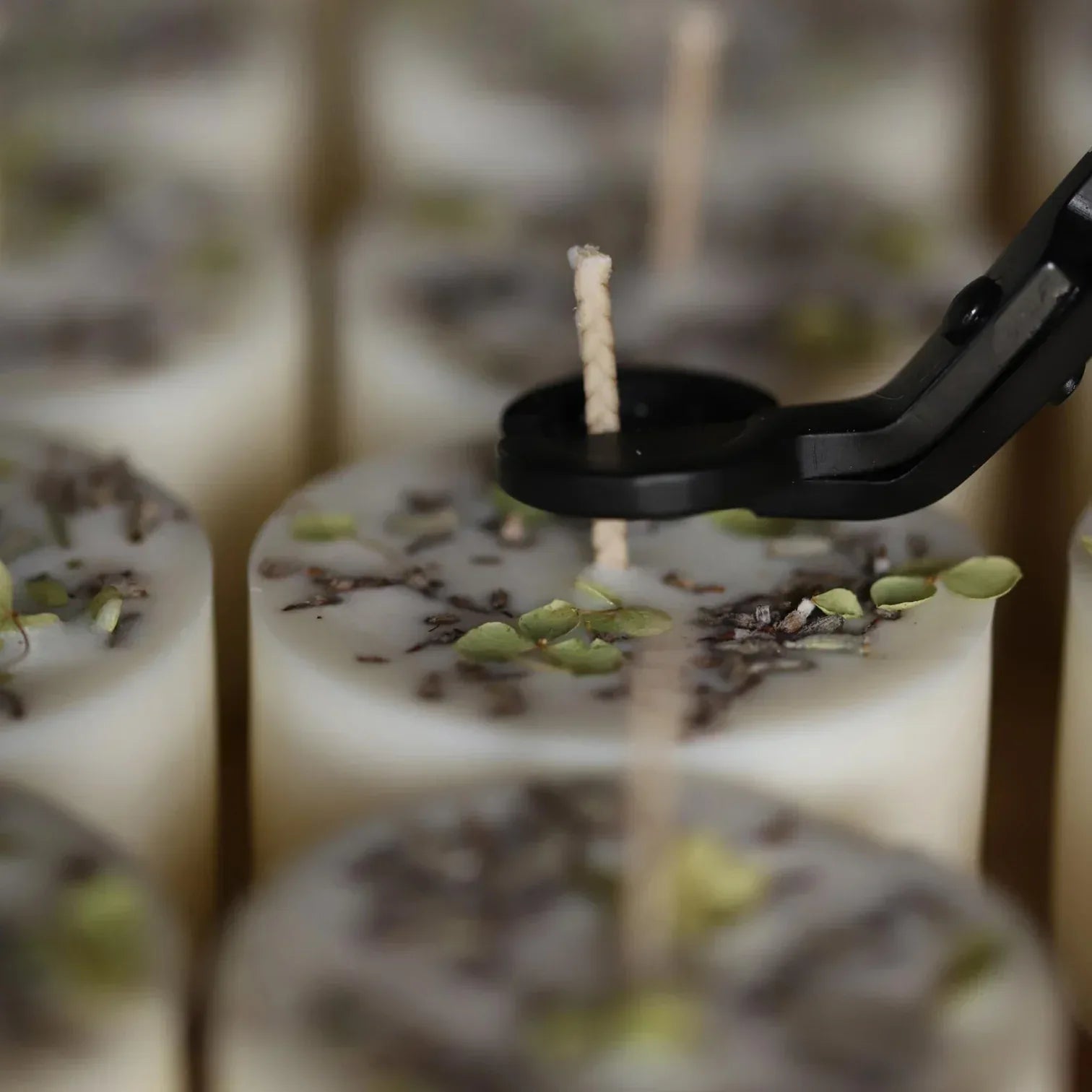 Bougie artisanale avec mèche en coton et décor végétal naturel