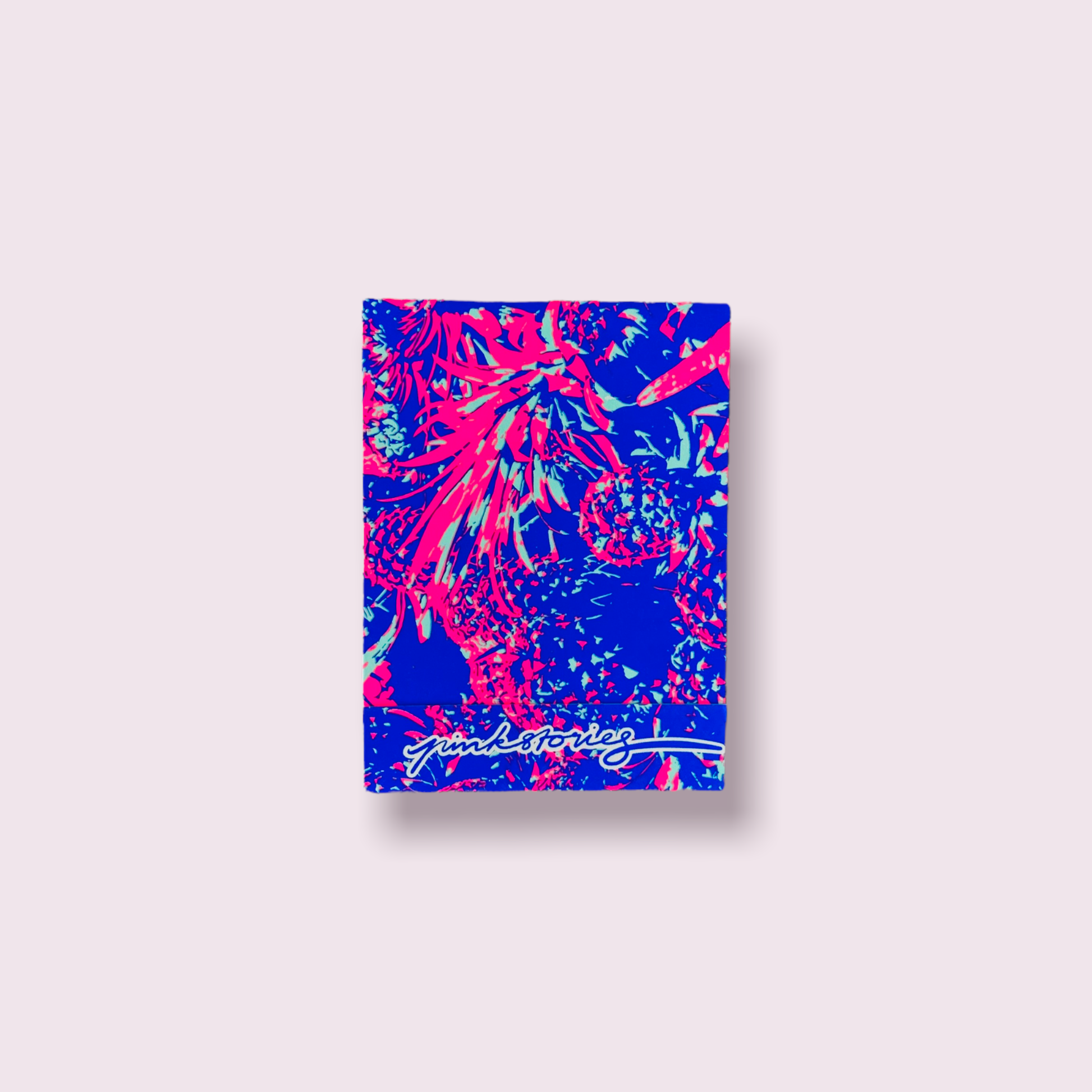 Carnet d’allumettes au design tropical bleu électrique et rose néon, orné d’un motif d’ananas stylisé avec logo en façade.
