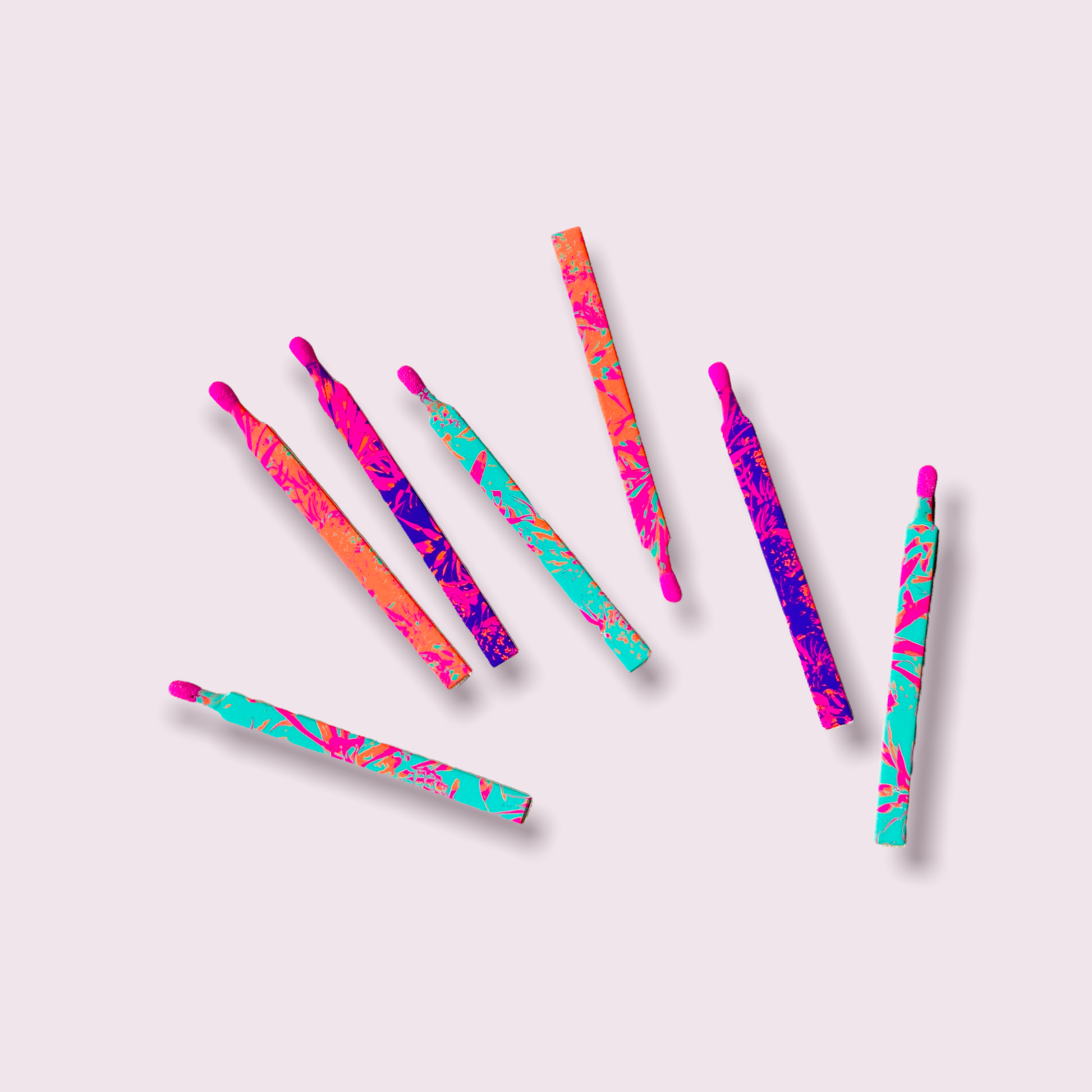 Allumettes décoratives aux teintes pop turquoise, rose et violet, avec motif tropical assorti au carnet pour une présentation originale et colorée.