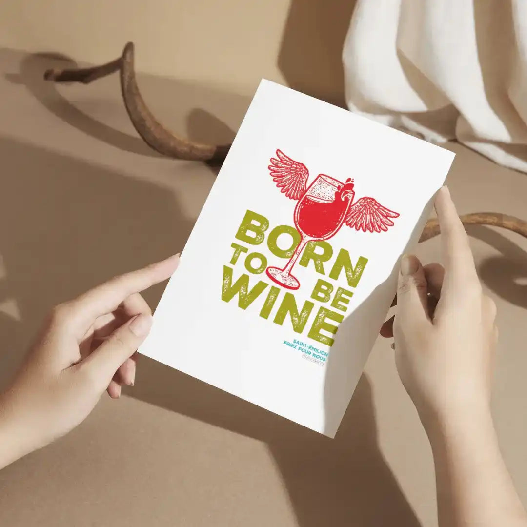 Carte illustrée typographique “Born to be wine”, illustration de verre ailé et design graphique artisanal sur papier.