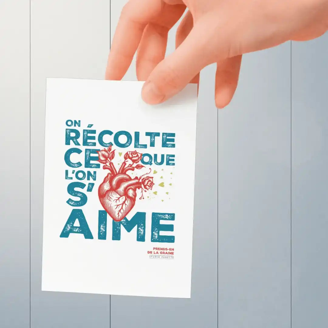 Carte illustrée typographique “On récolte ce que l’on s’aime”, illustration de cœur anatomique et design graphique artisanal.