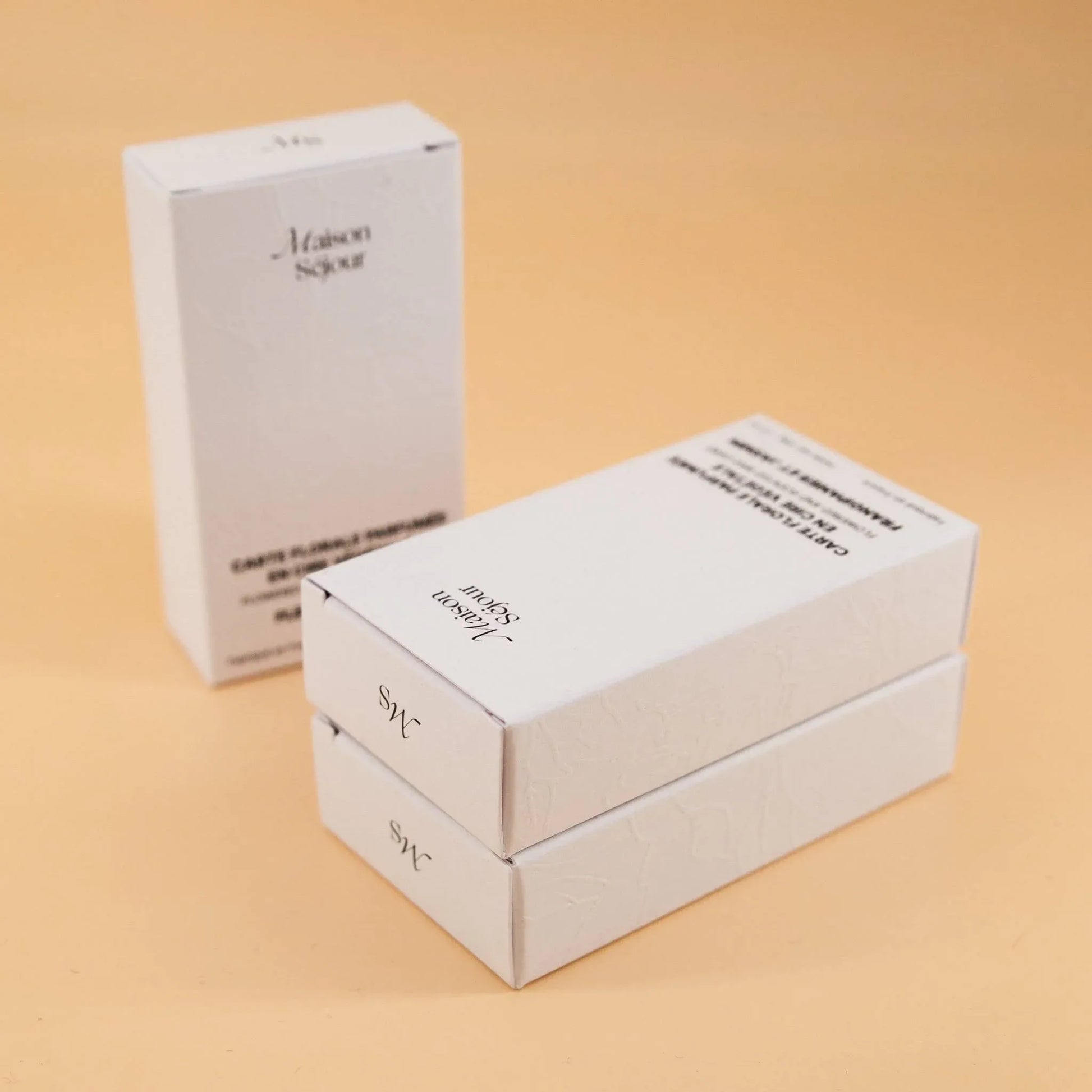 Boîtes blanches, trois packagings de cartes florales parfumées.