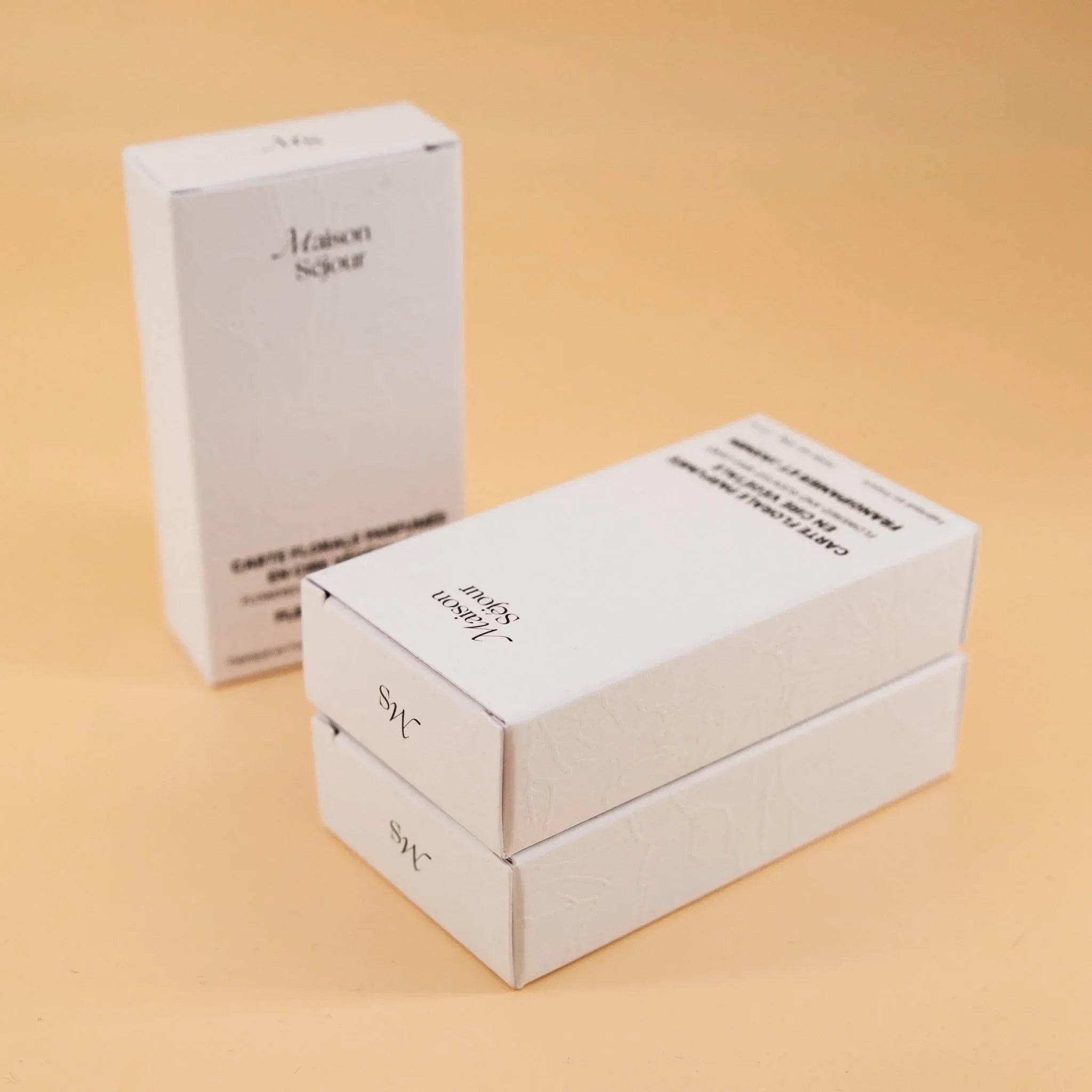 Boîtes blanches, trois packagings de cartes florales parfumées.