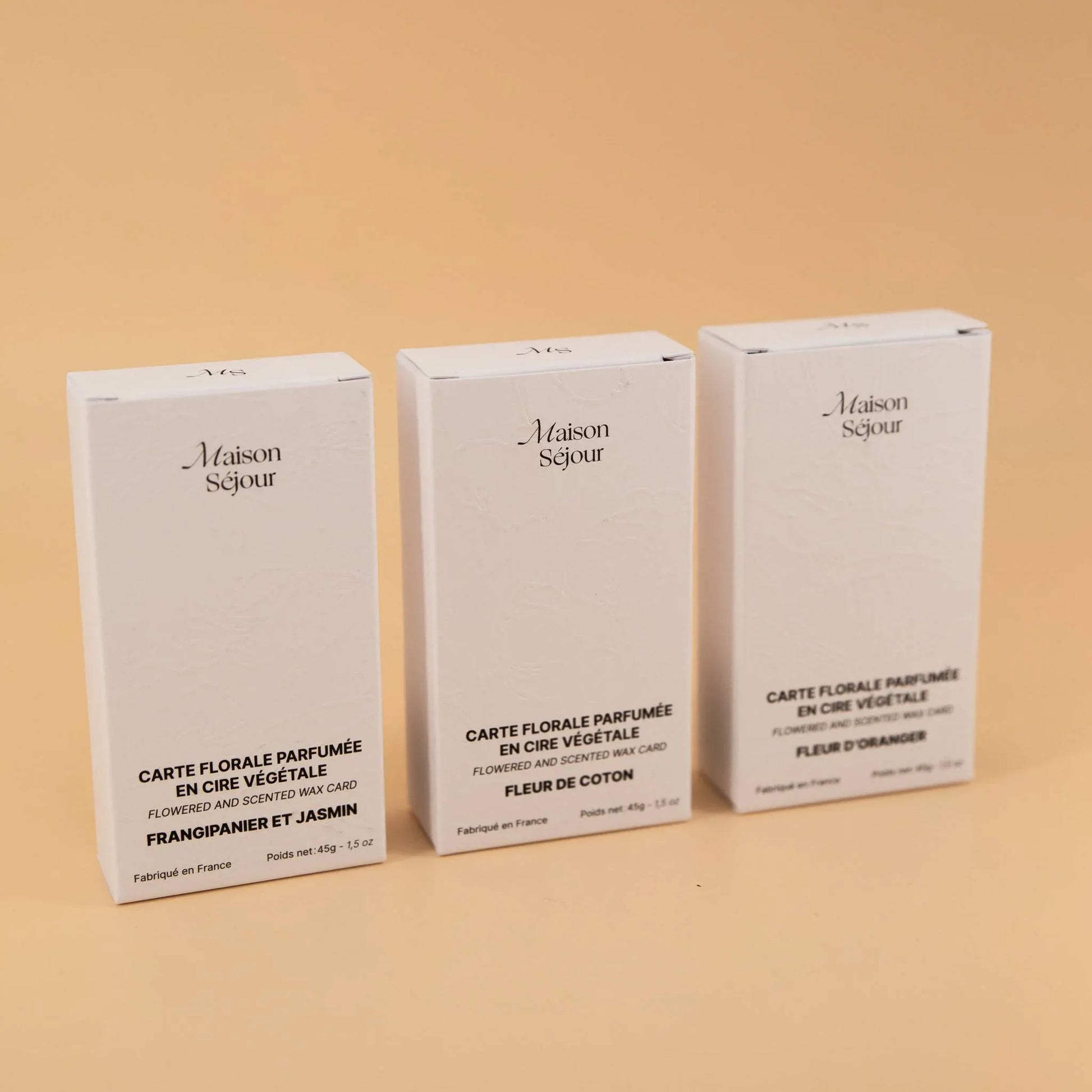 Boîtes blanches, trois packagings de cartes florales parfumées.