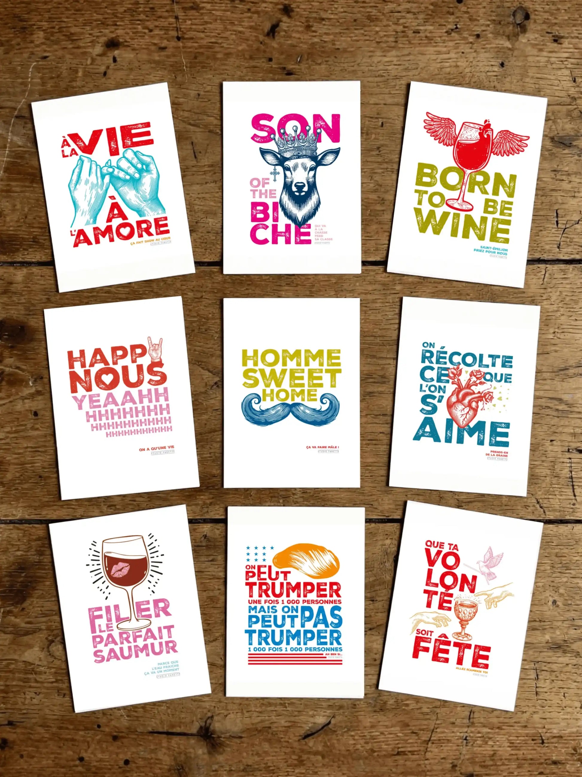 Collection de cartes illustrées typographiques sur fond en bois
