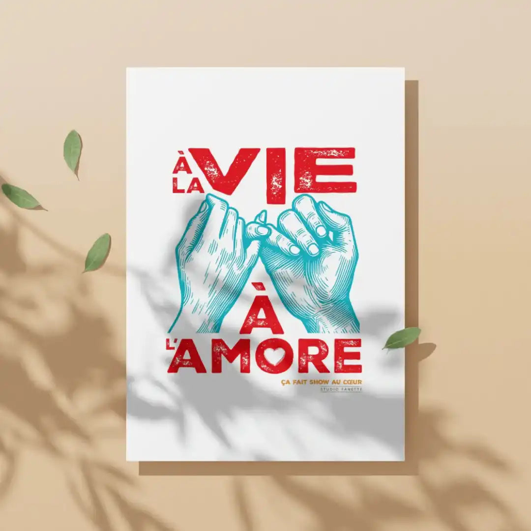 Carte illustrée typographique “À la vie à l’amore”, illustration de mains et design graphique artisanal sur papier.