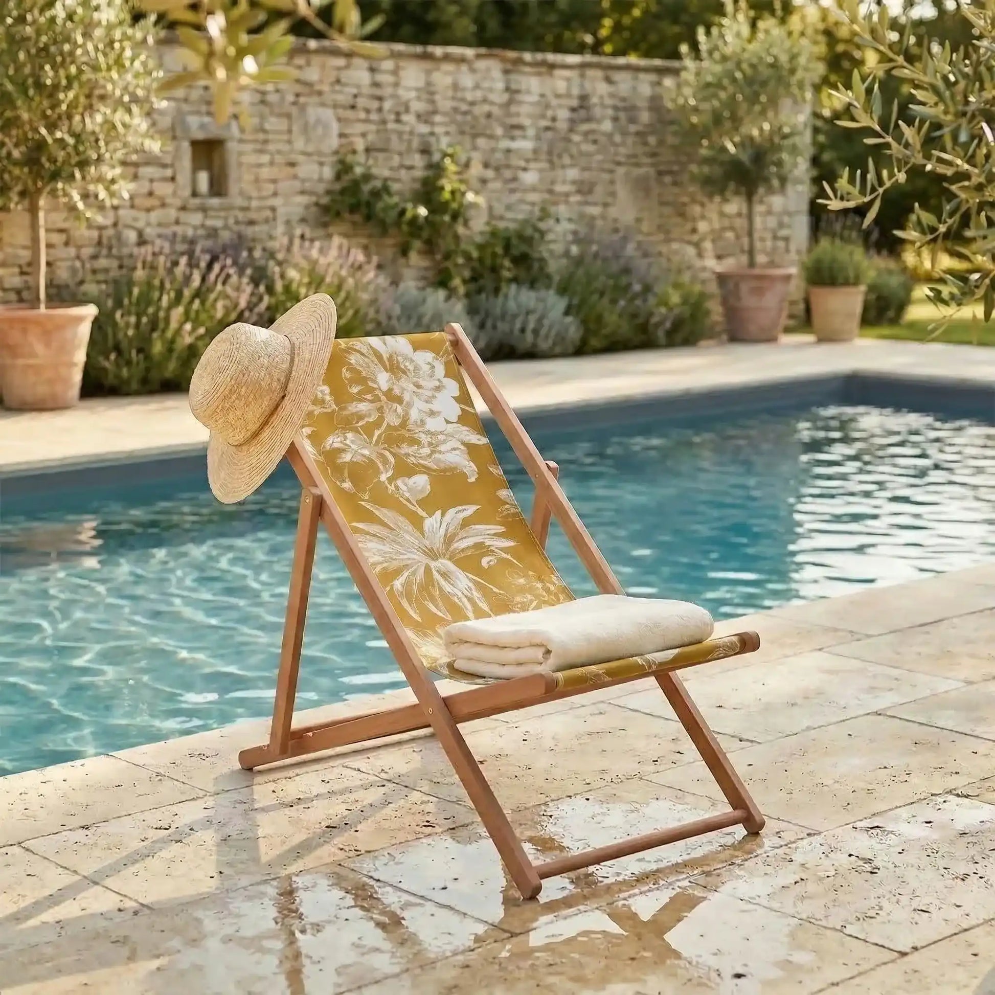 Chilienne florale transat vintage coloris bronze au bord de la piscine