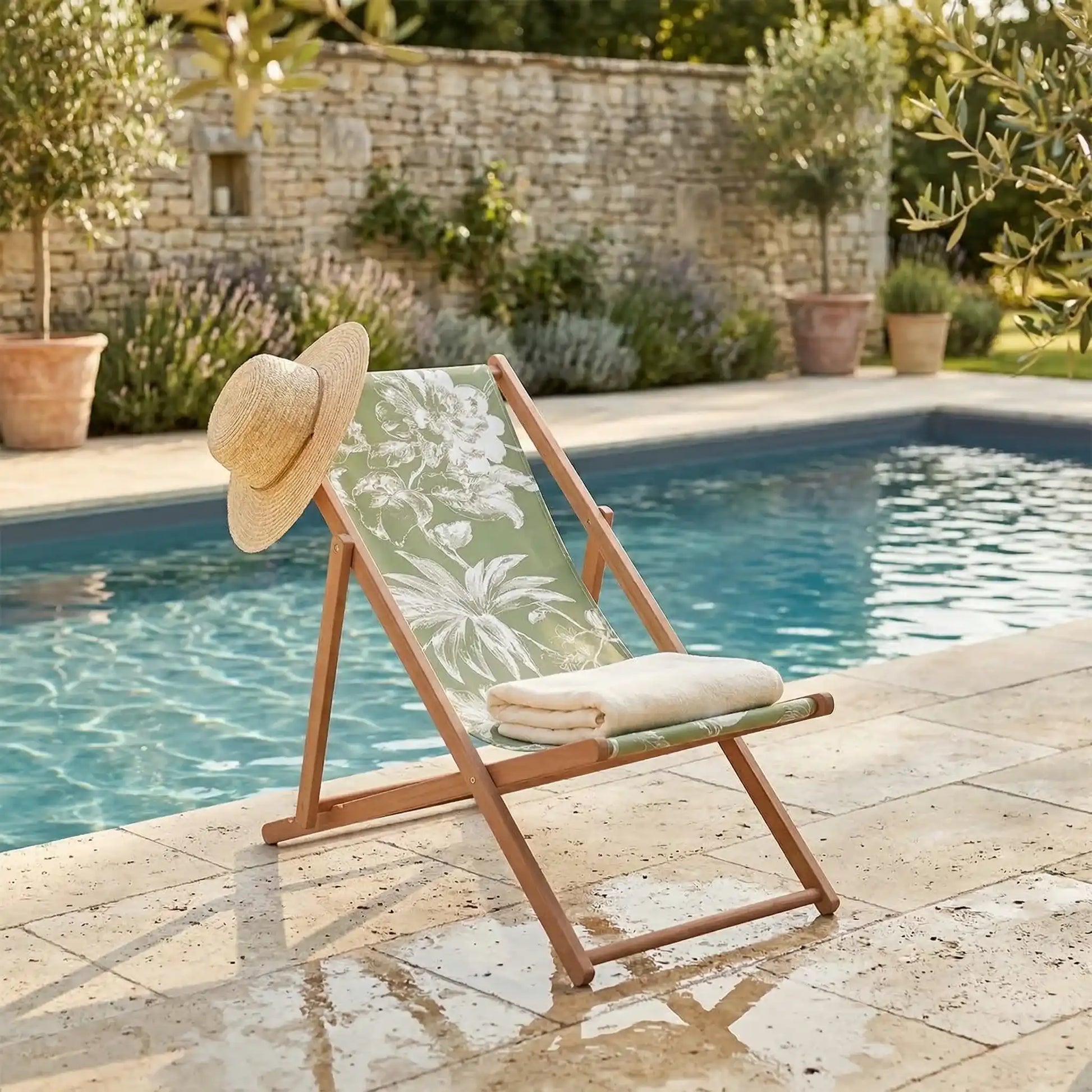 Chilienne florale transat vintage coloris vert au bord de la piscine