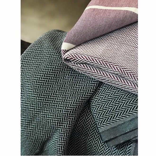 Détails d'un plaid bleu vert et d'un plaid rose.