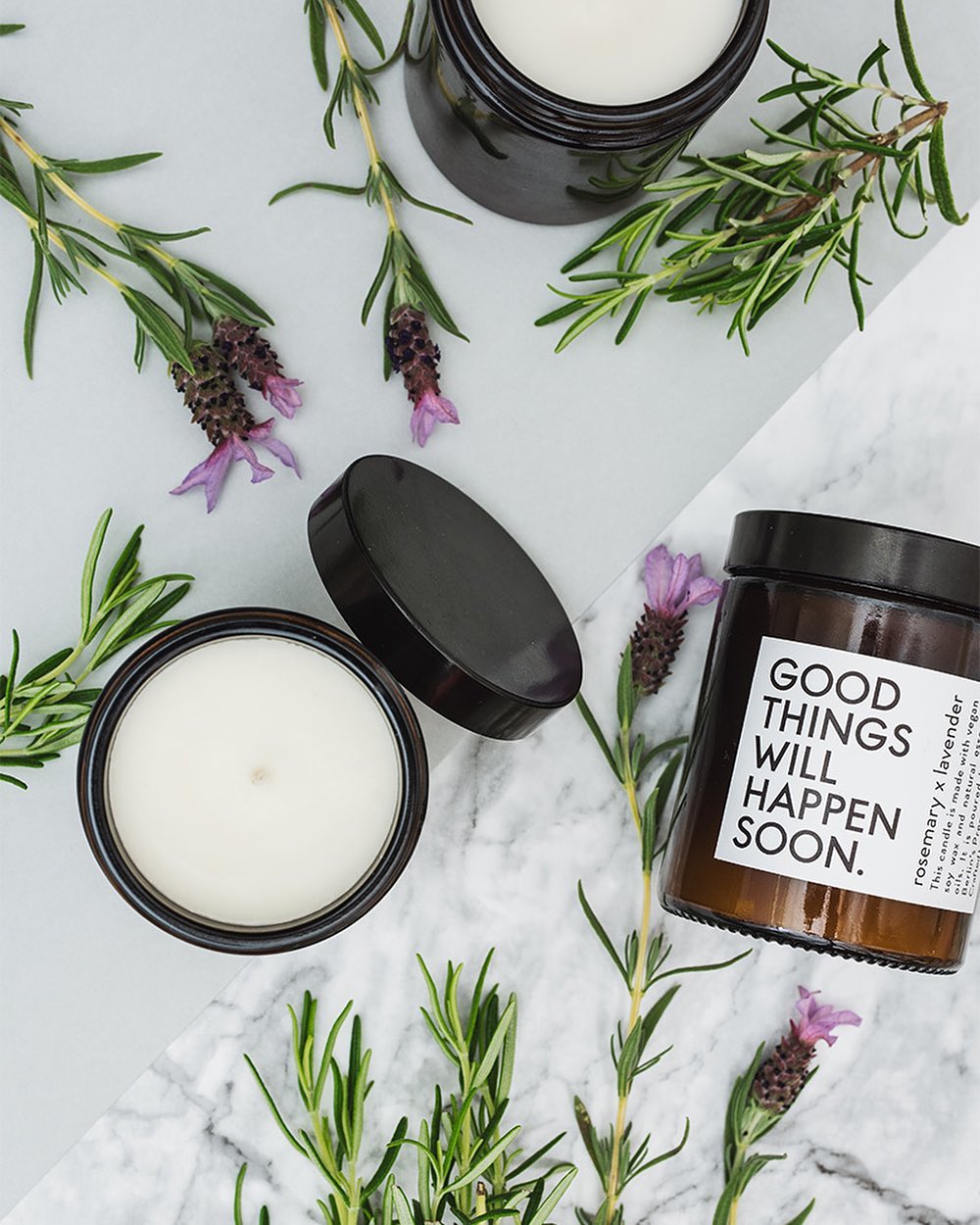 Trois bougies entourées de lavande.