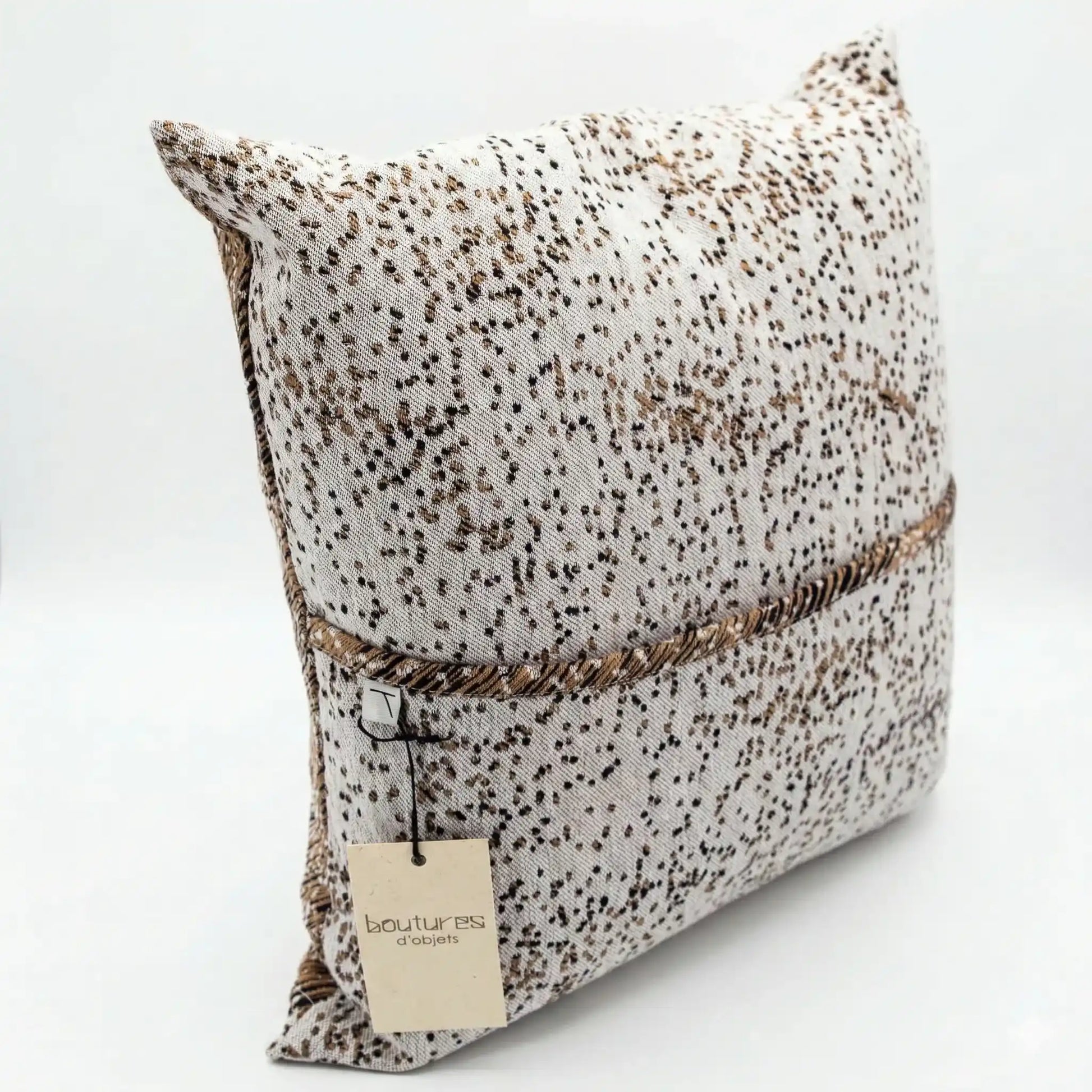 Coussin Herbaé 40x40 en tissu jacquard réversible, vue packshot angle