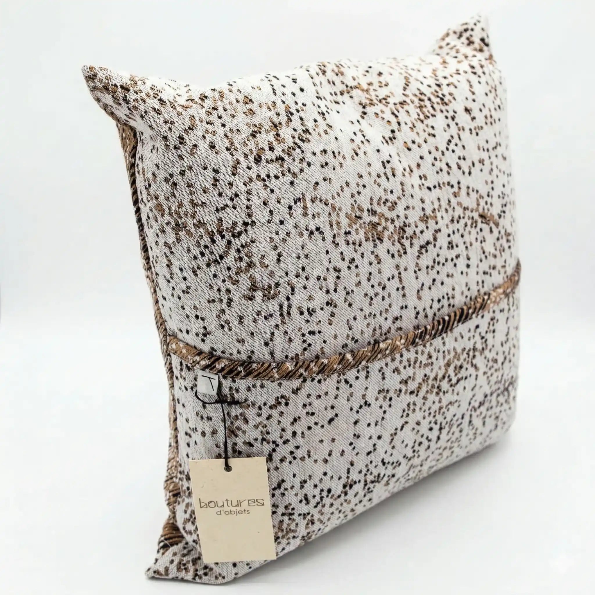 Coussin Herbaé 40x40 en tissu jacquard réversible, vue packshot angle