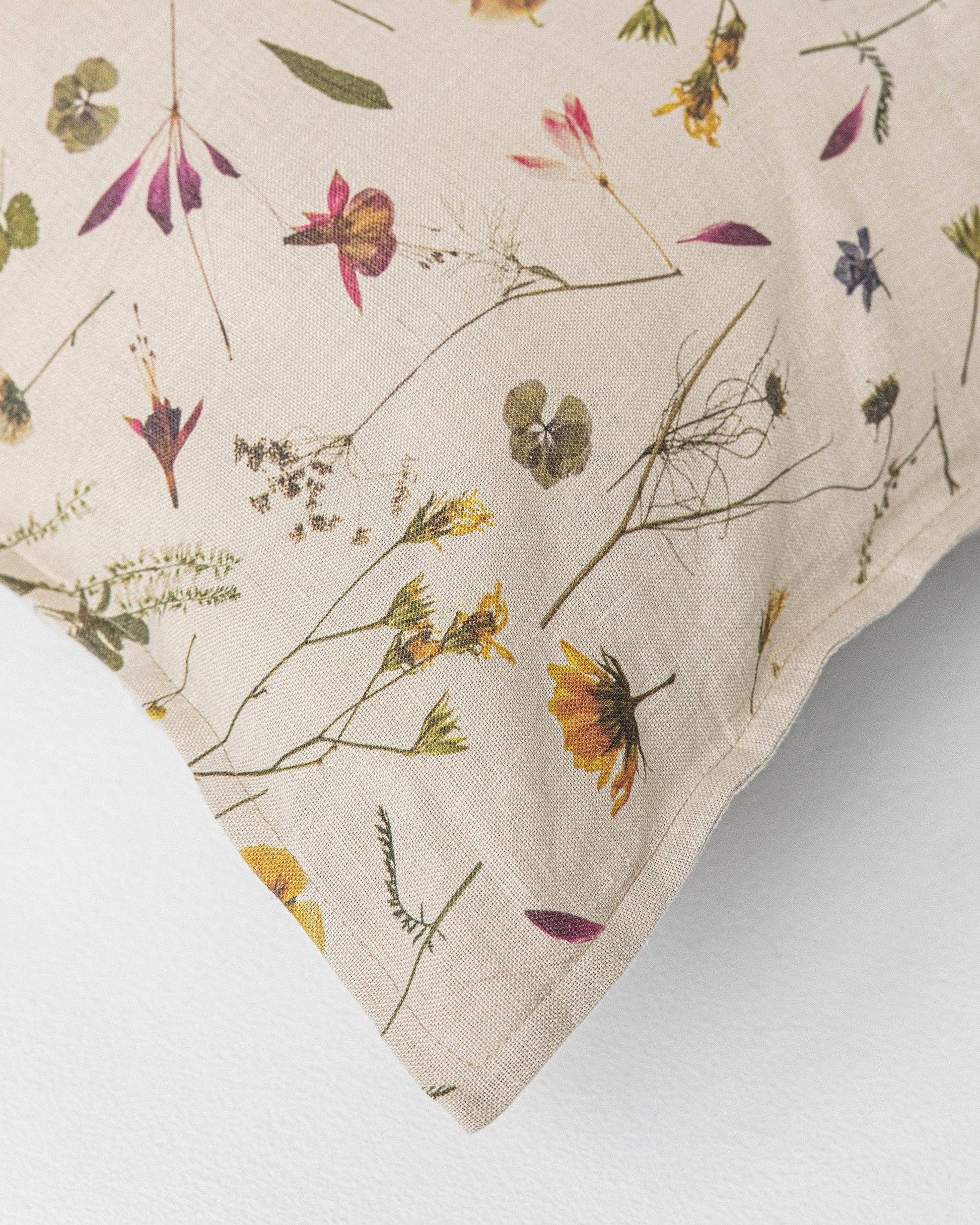 Zoom sur le motif floral d'une housse de coussin