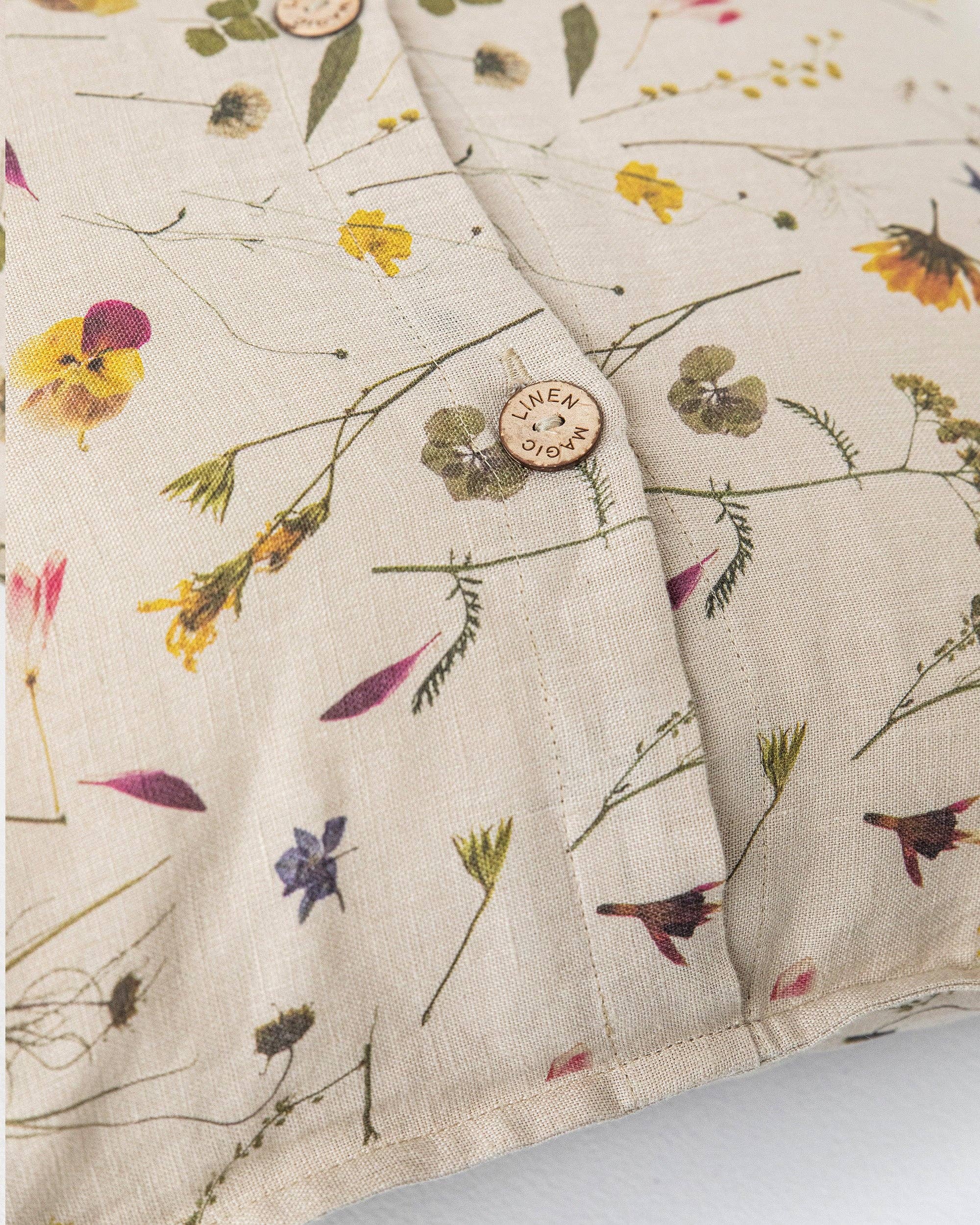 Zoom sur le motif floral d'une housse de coussin