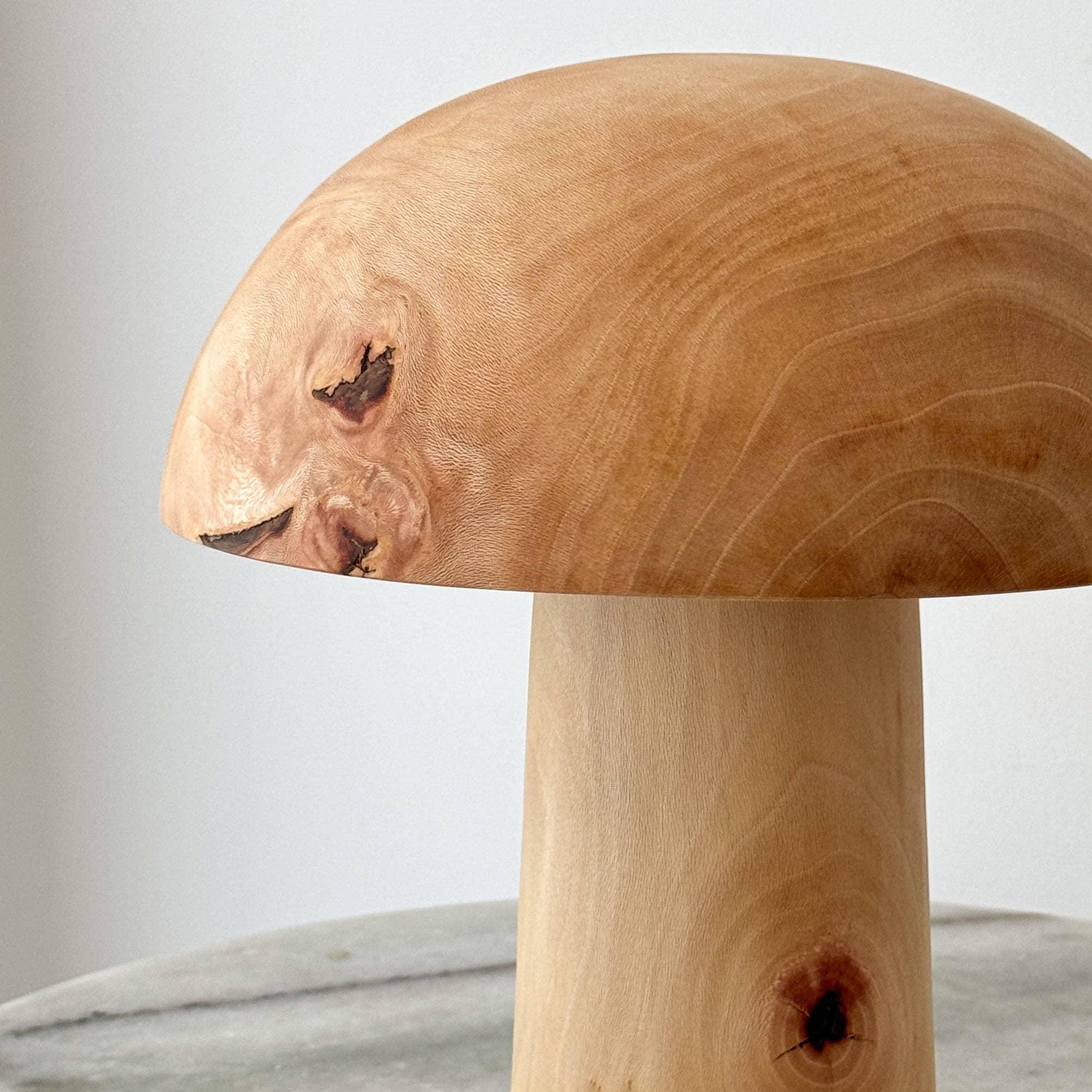 Une lampe champignon en bois éteinte.