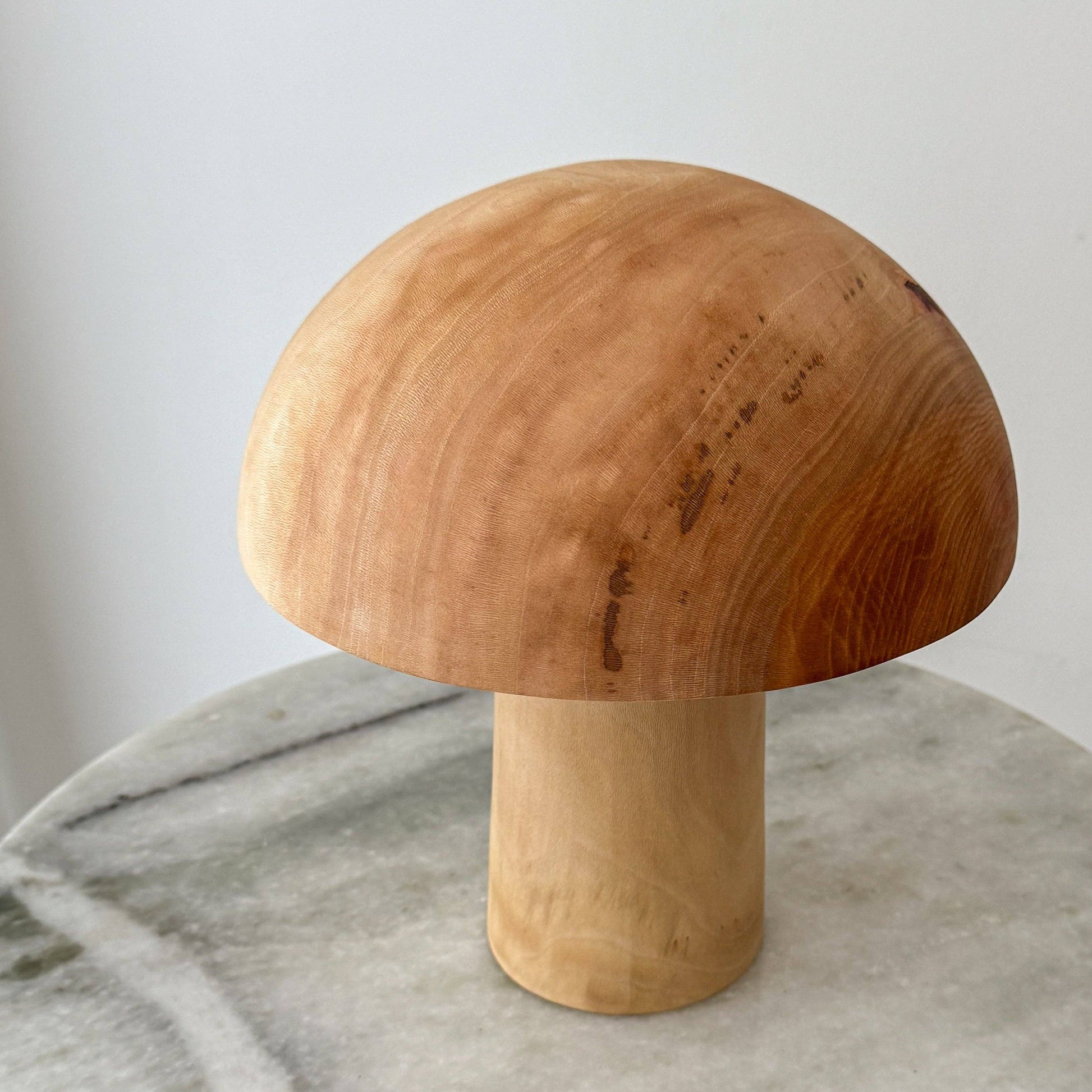 Une lampe en bois éteinte.