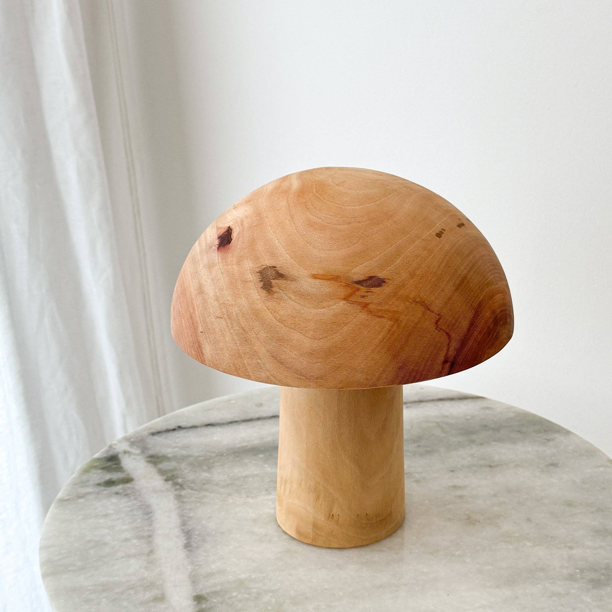 Une lampe en bois éteinte.