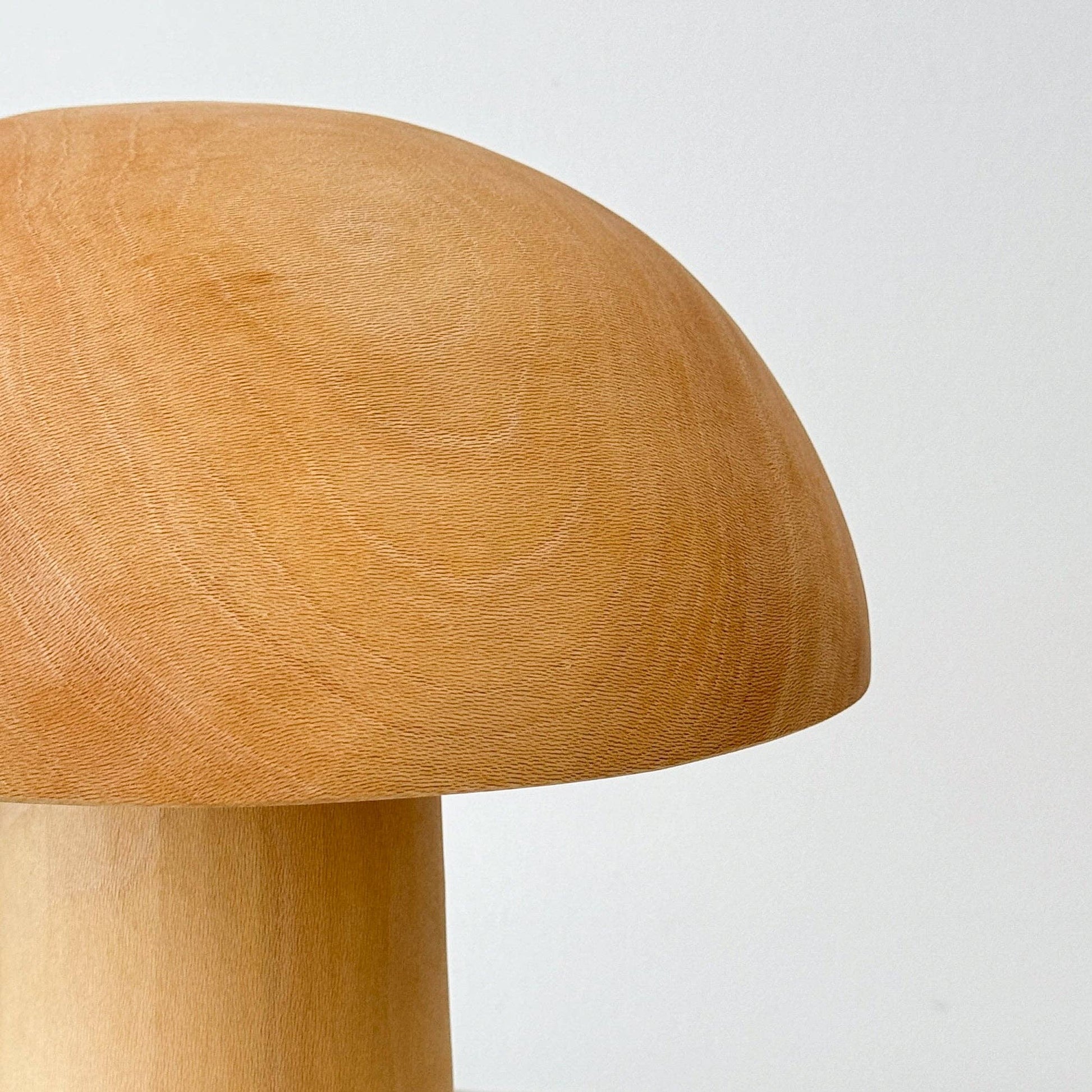 Une lampe en bois éteinte.