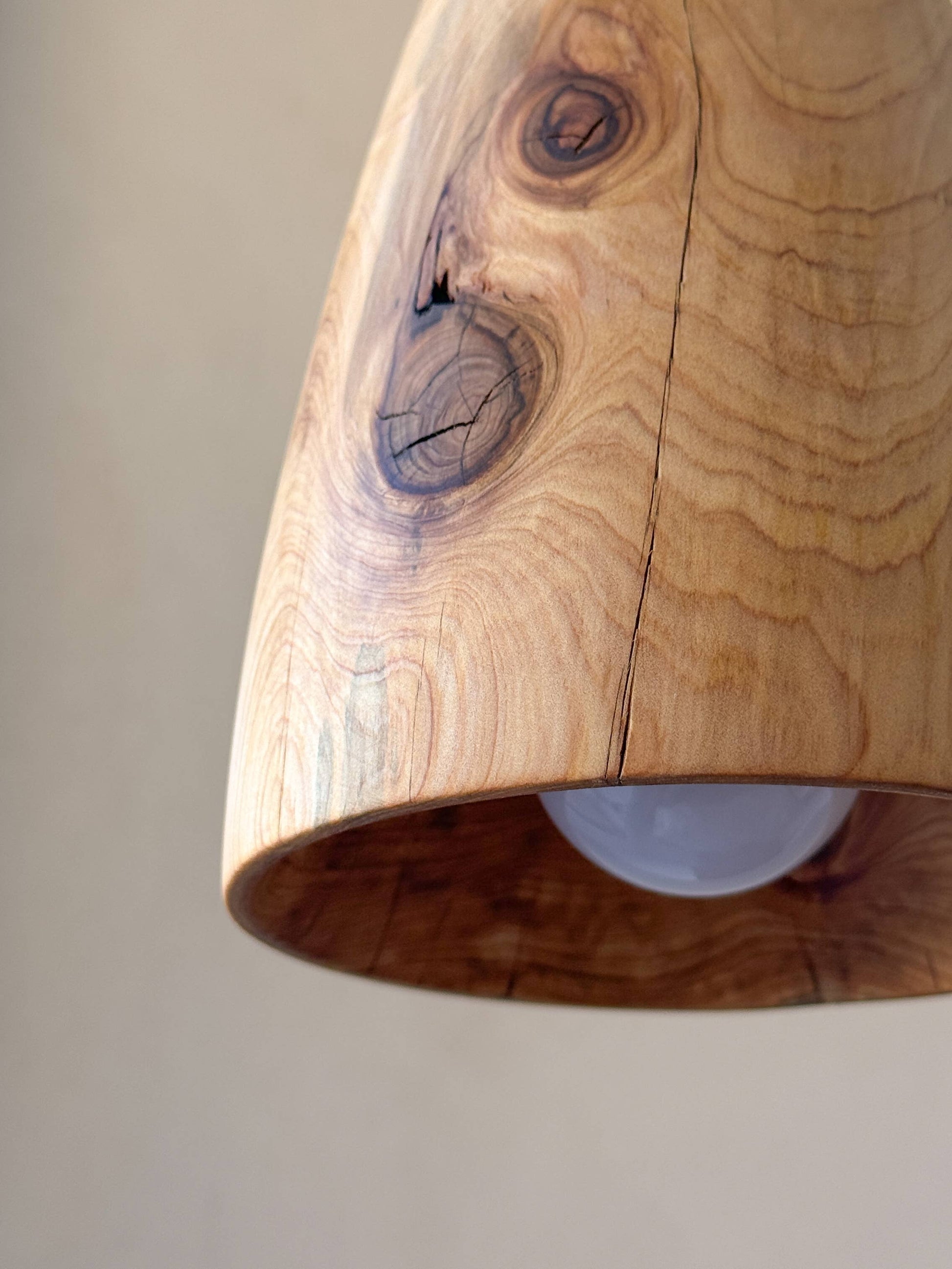 Une lampe en bois.
