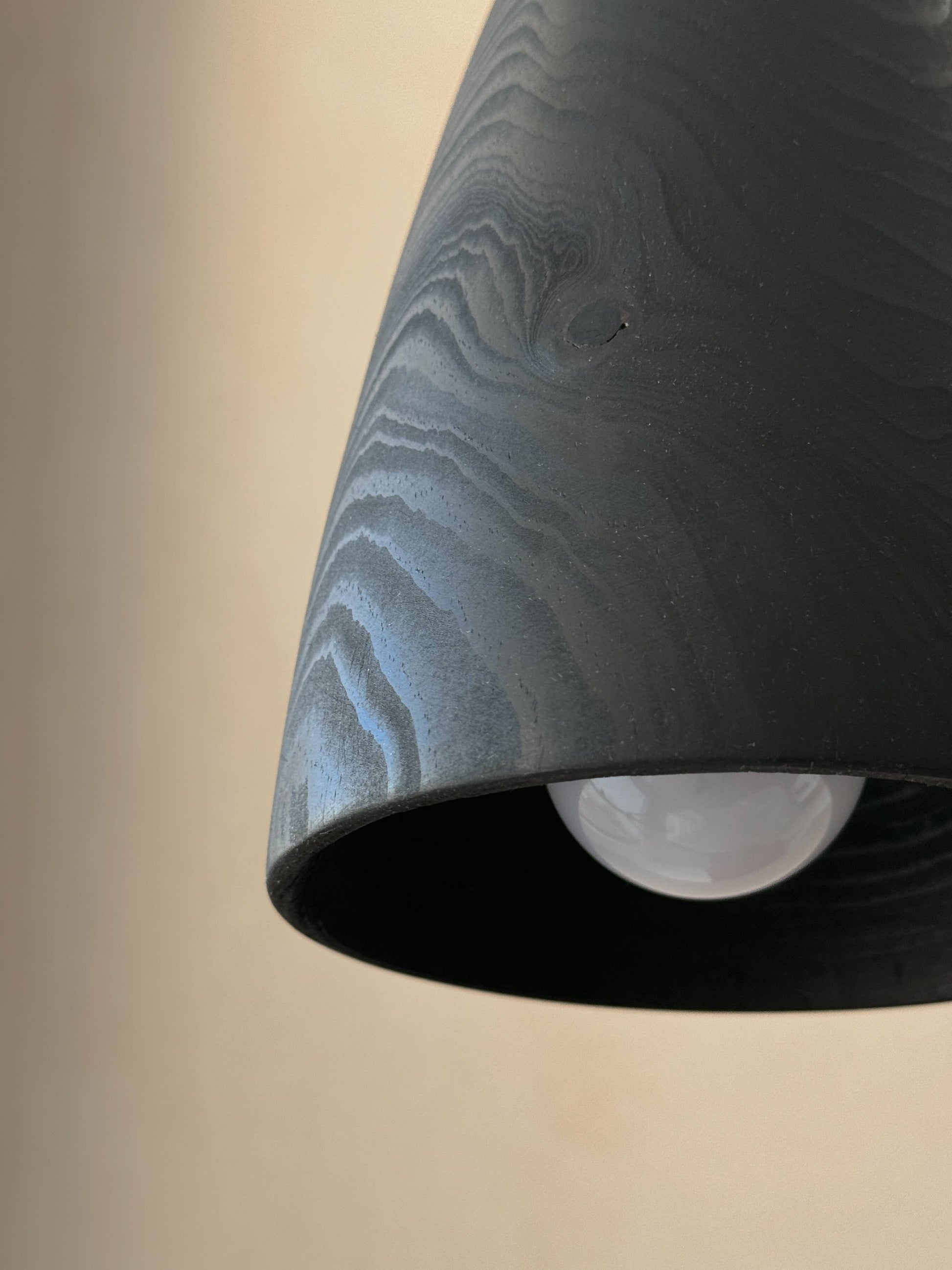 Une lampe en bois noire.