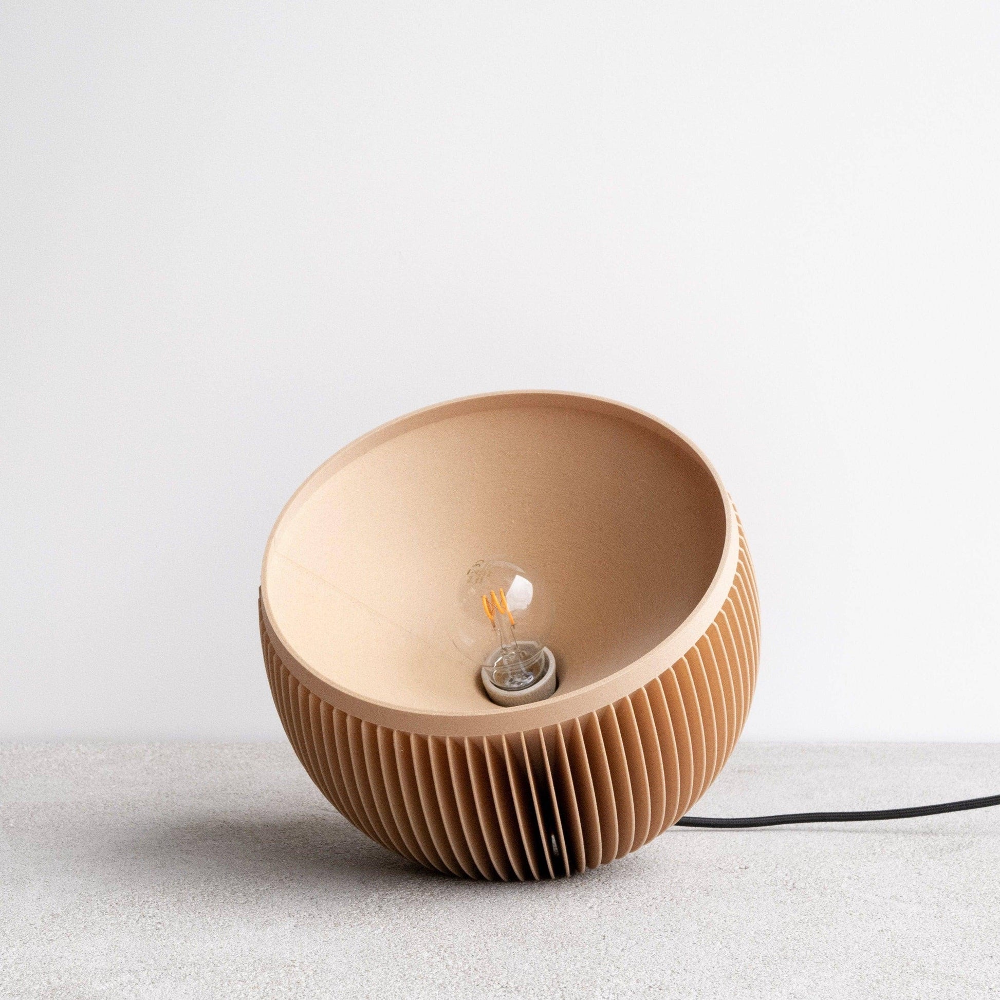 Lampe de table avec lignes contemporaines, relief nervuré et chaleur boisée. 