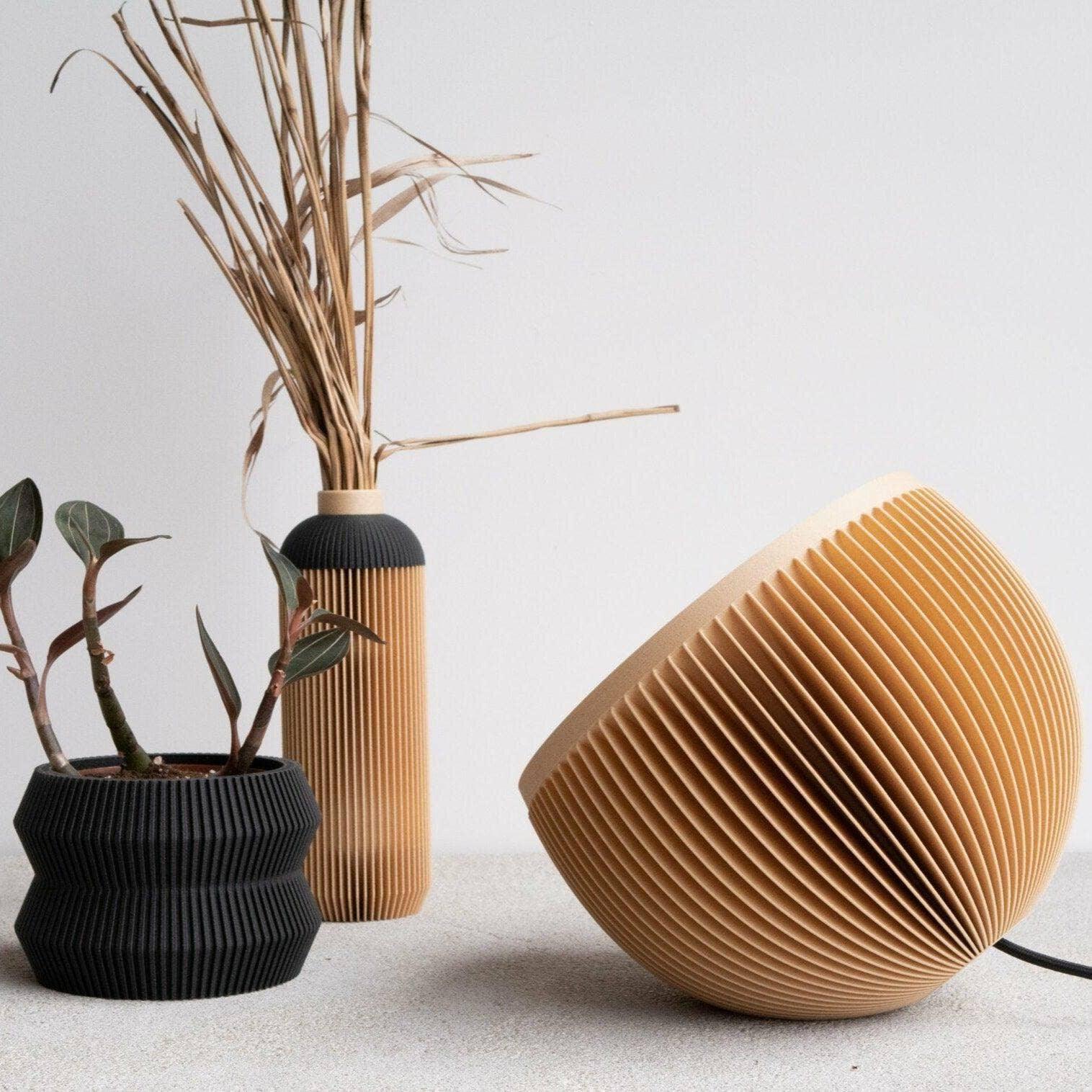 Lampe de table avec lignes contemporaines, relief nervuré et chaleur boisée.