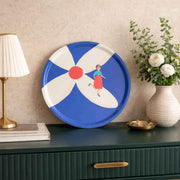 Plateau rond en bois motif fleur, vue de dessus