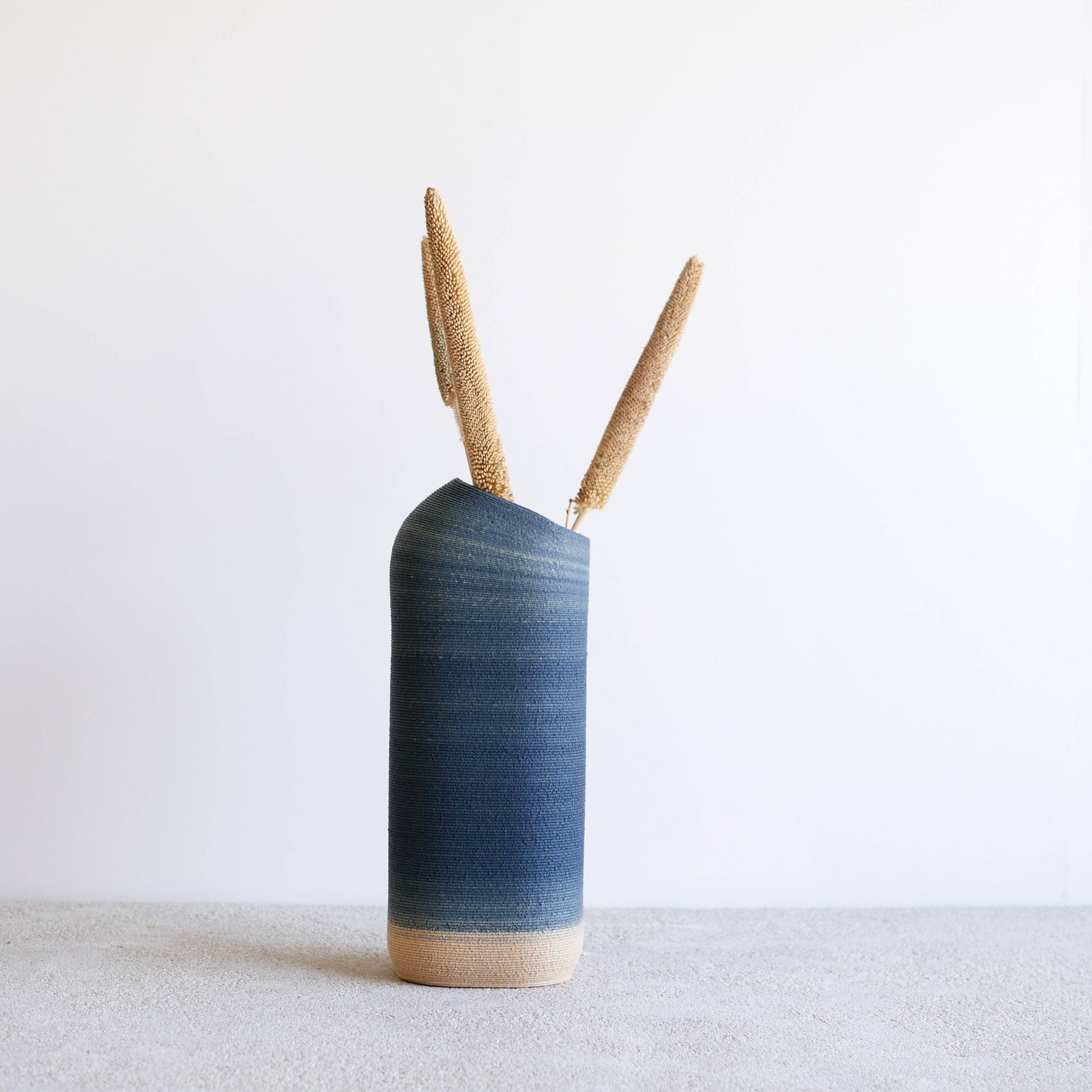 Vase DUNE en bois recyclé, coloris bleu