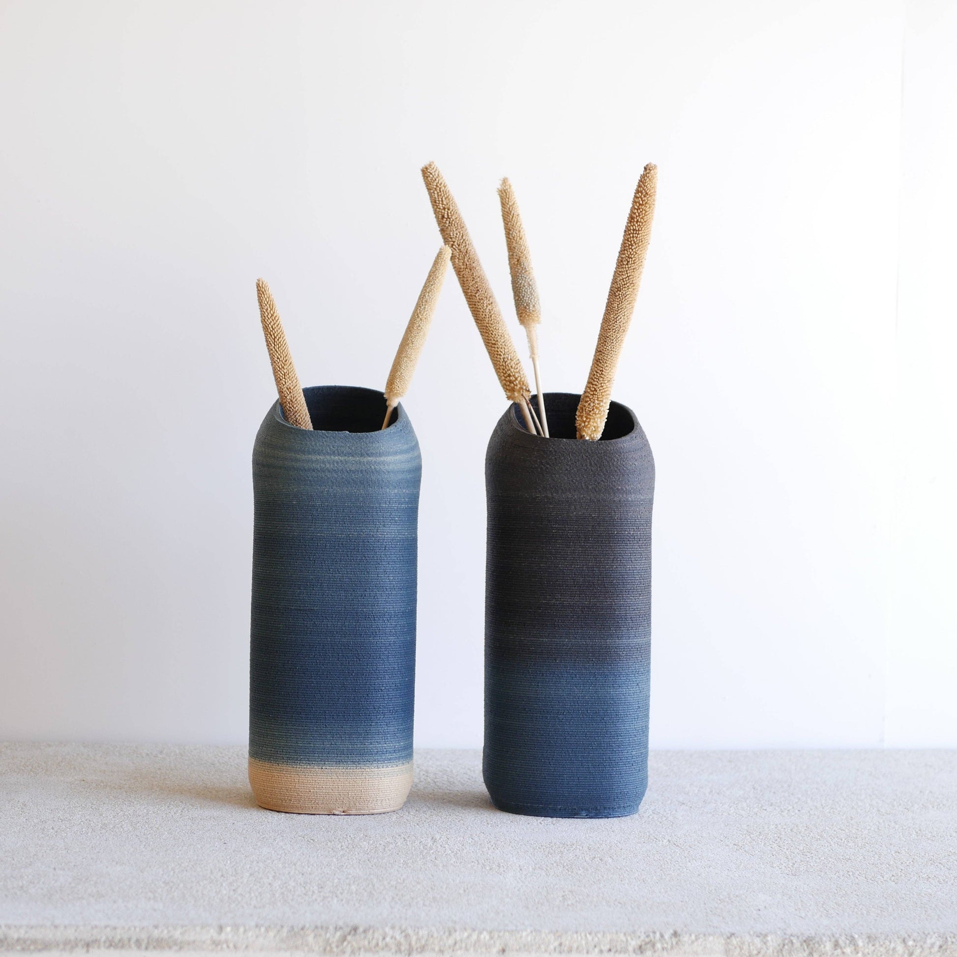 Vase DUNE en bois recyclé, coloris bleu et noir