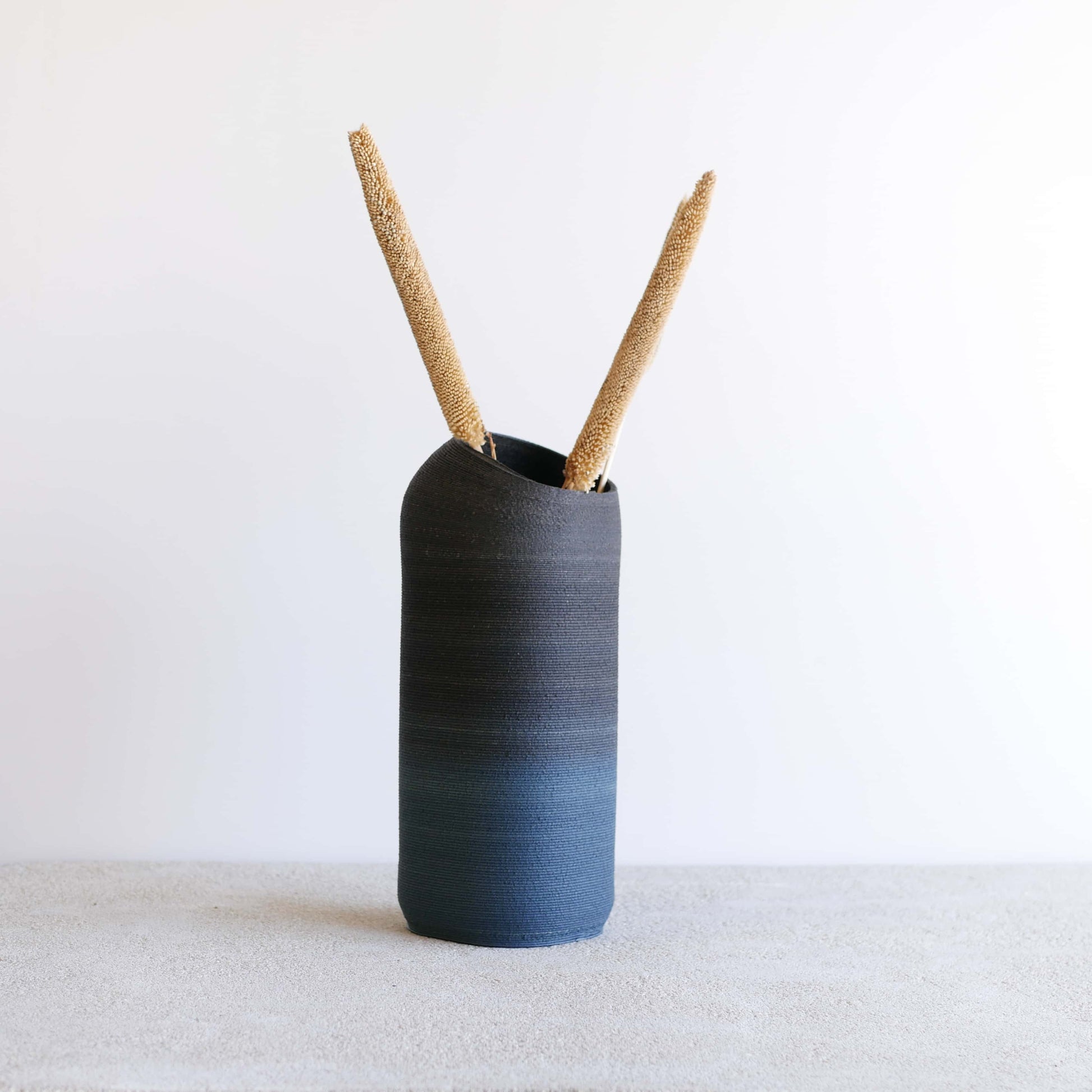 Vase DUNE en bois recyclé bleu et noir, détail