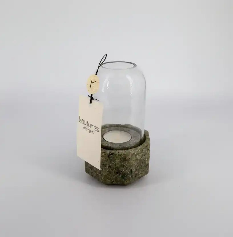 Photophore design en verre recyclé avec cloche en verre et bougie chauffe-plat, objet décoratif contemporain.