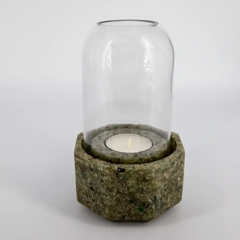 Photophore design en verre recyclé avec cloche en verre et bougie chauffe-plat, objet décoratif contemporain.