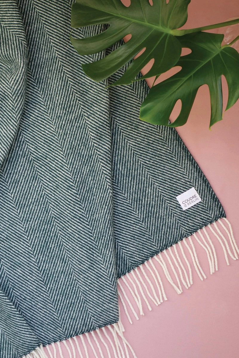 Plaid bleu vert sur une table.