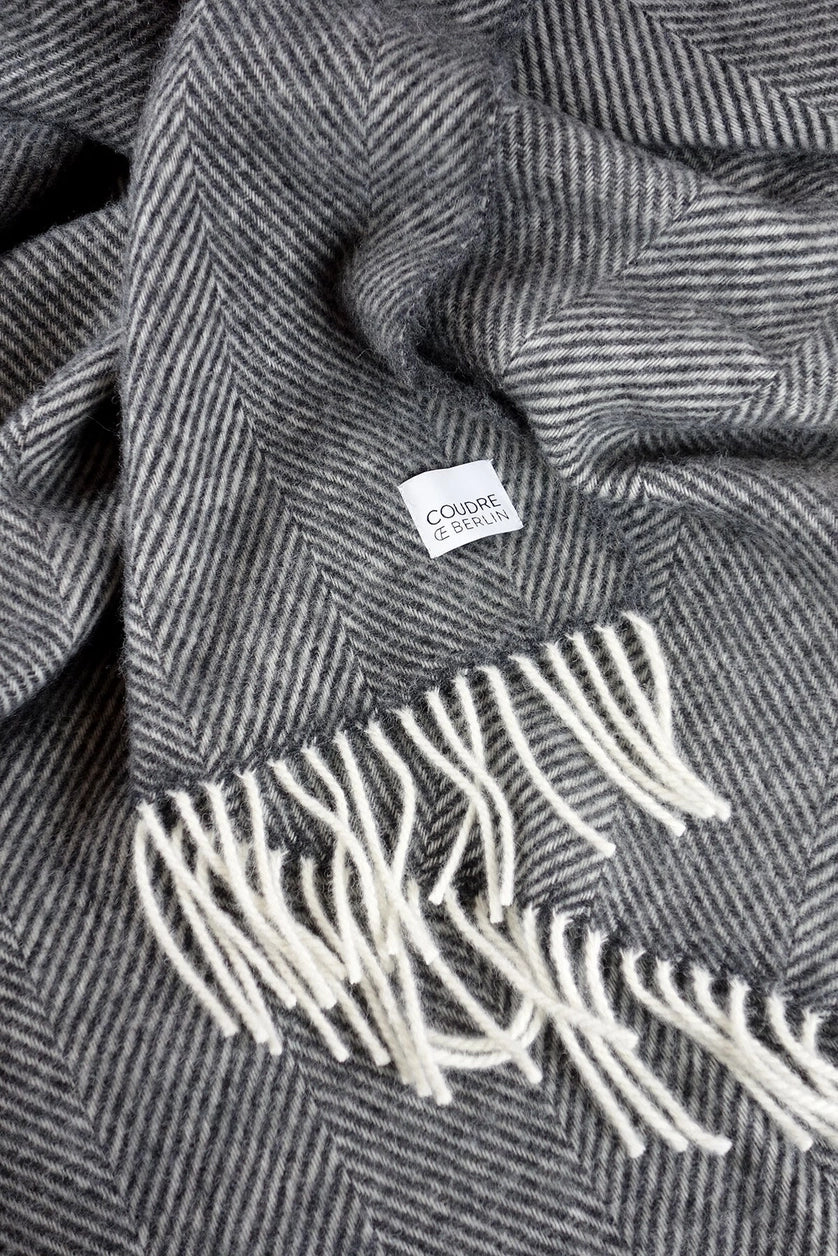 Plaid gris avec des franges.