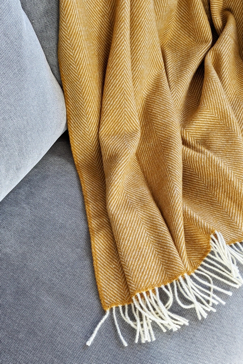 Plaid jaune sur un canapé.