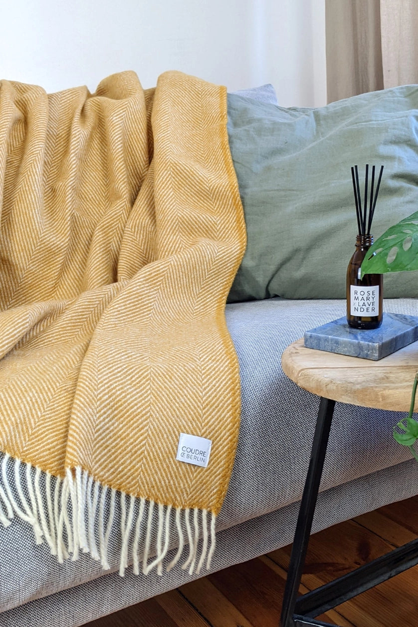 Plaid jaune sur un canapé.