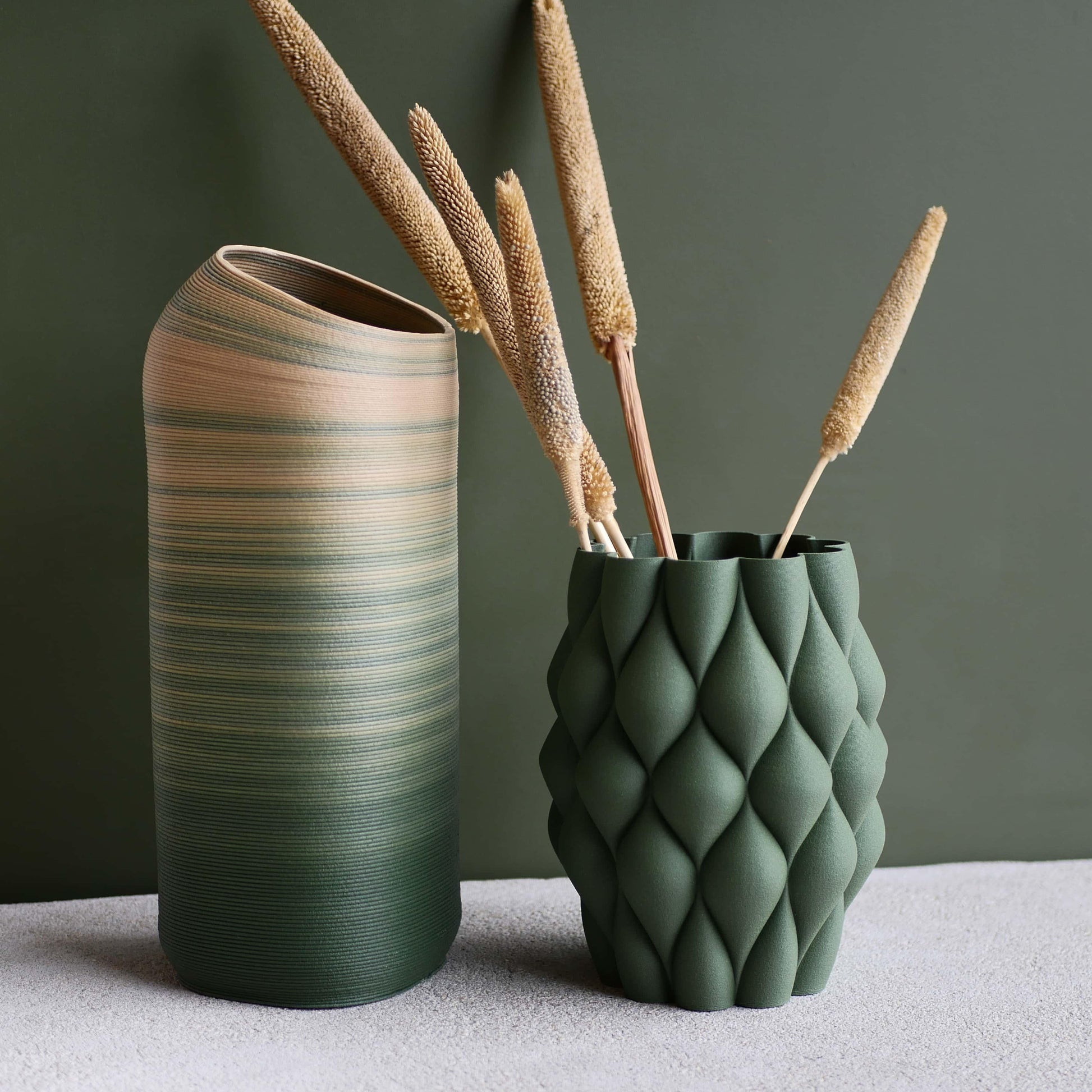 Vase vert sur fond vert avec fleurs séchées