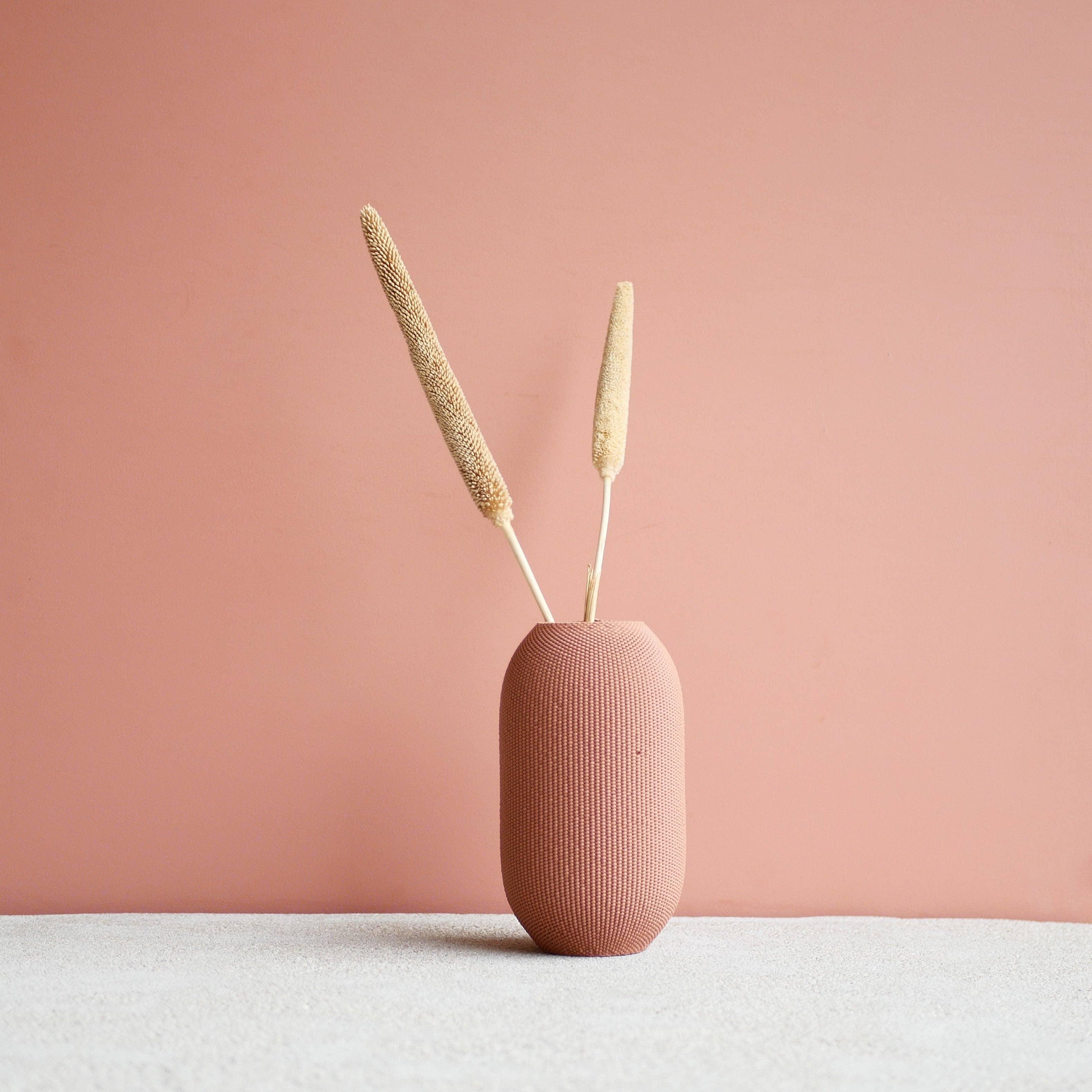 Vase rose sur fond rose.